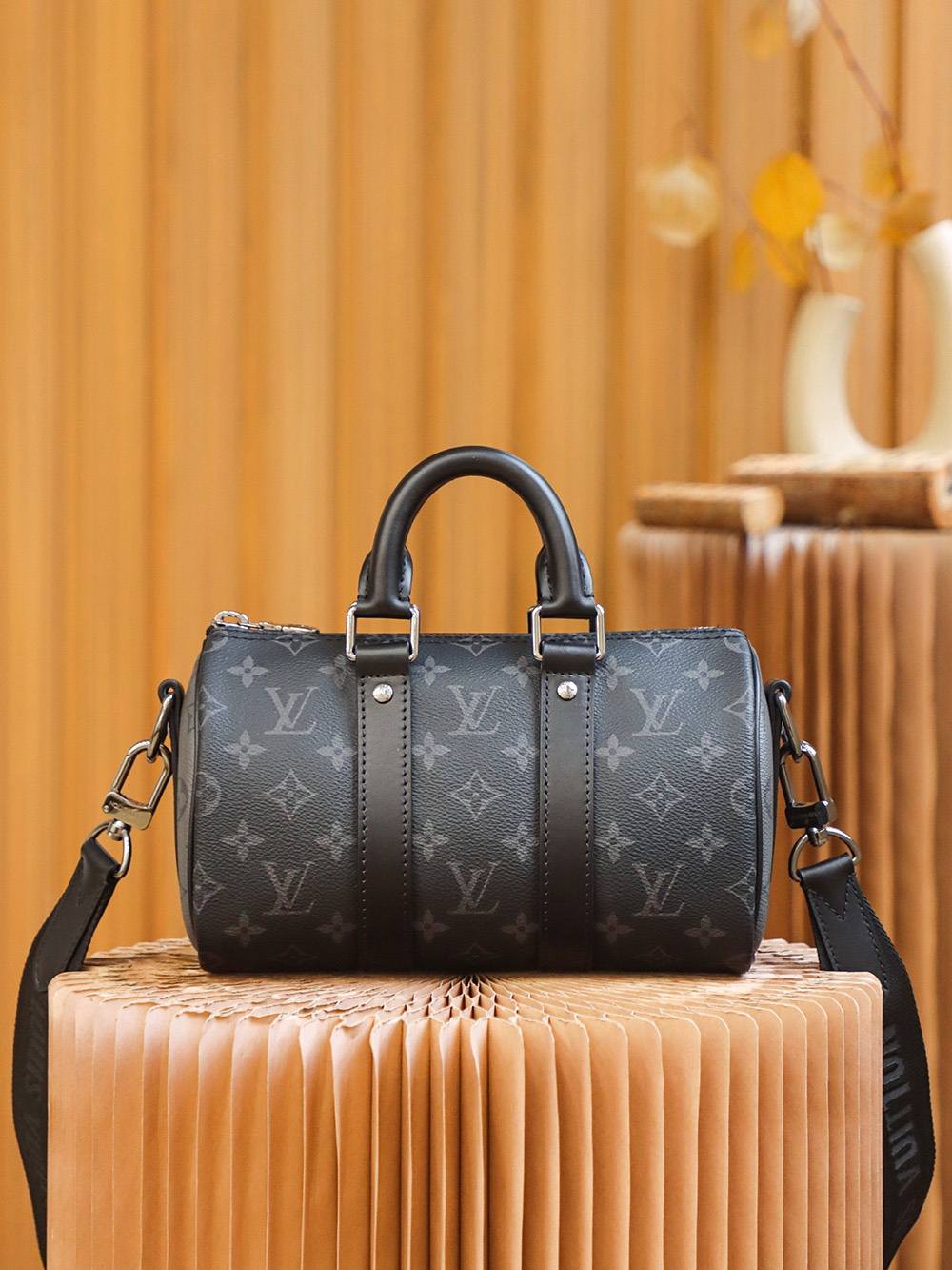 Ellebag Factory Replication Techniques for Louis Vuitton M46271 Monogram Eclipse Black Keepall 25 Handbag-Paras laatu väärennetty Louis Vuitton laukku verkkokauppa, replika suunnittelija laukku ru