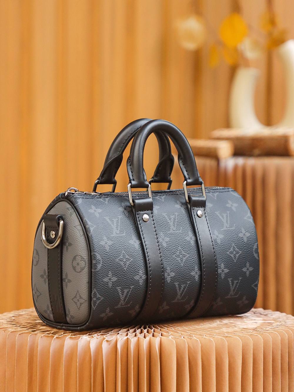 Ellebag Factory Replication Techniques for Louis Vuitton M46271 Monogram Eclipse Black Keepall 25 Handbag-Լավագույն որակի կեղծ Louis Vuitton պայուսակների առցանց խանութ, Replica դիզայներական պայուսակ ru