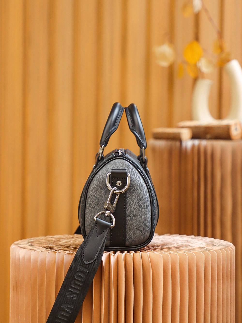 Ellebag Factory Replication Techniques for Louis Vuitton M46271 Monogram Eclipse Black Keepall 25 Handbag-Magazin online de geanți Louis Vuitton fals de cea mai bună calitate, geantă de designer replica ru