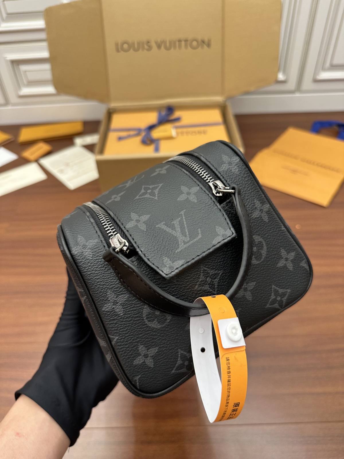 Ellebag Factory Replication Technique – Louis Vuitton DOPP KIT Toiletry Bag (M46354)-Legjobb minőségű hamis Louis Vuitton táska online áruház, replika designer táska ru