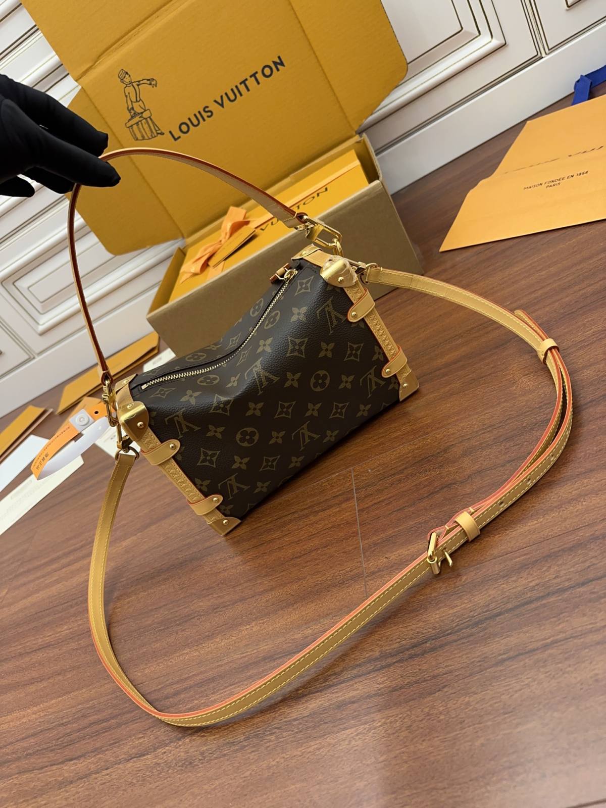 Ellebag Factory Replication Technique – Louis Vuitton SIDE TRUNK Handbag (M46358)-ʻOi aku ka maikaʻi o ka ʻeke Louis Vuitton ʻeke hoʻopunipuni ma ka hale kūʻai pūnaewele, ʻeke hoʻolālā kope ru