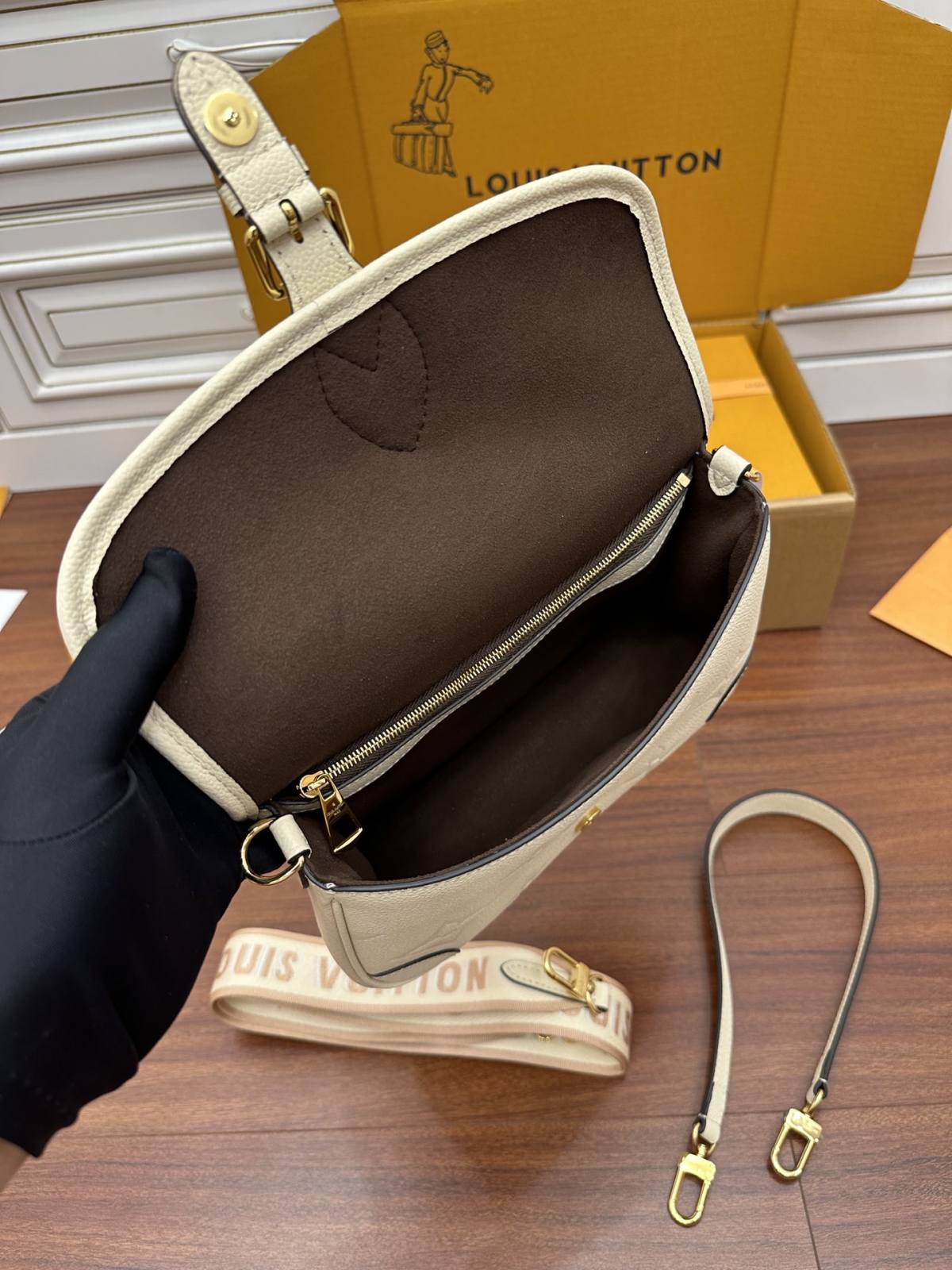 Ellebag Factory Replication Technique – Louis Vuitton DIANE Handbag (M46388)-Umgangatho ogqwesileyo woMgangatho weFake weLouis Vuitton kwiVenkile ye-Intanethi, ibhegi yomyili weReplica ru