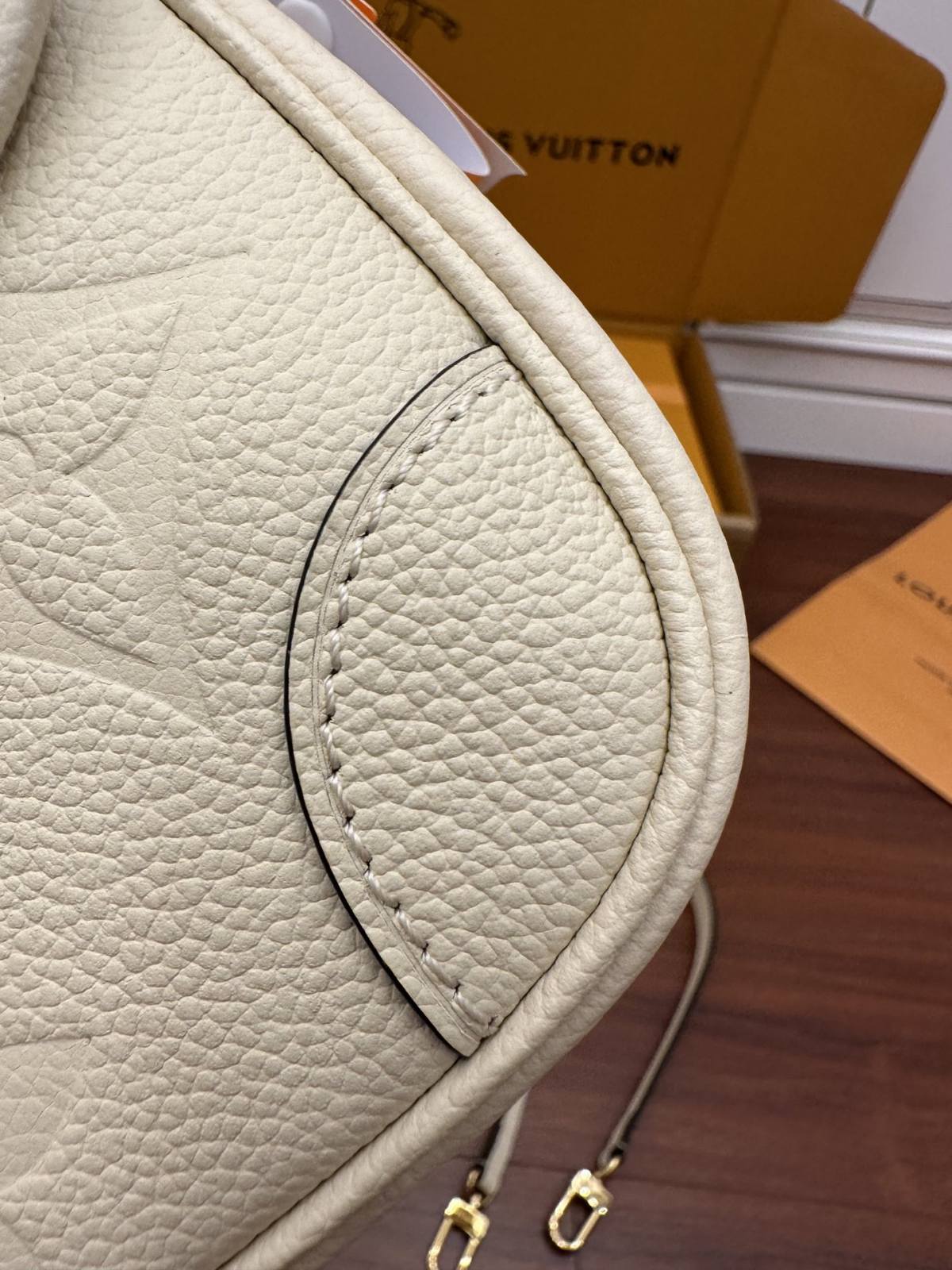 Ellebag Factory Replication Technique – Louis Vuitton DIANE Handbag (M46388)-ʻOi aku ka maikaʻi o ka ʻeke Louis Vuitton ʻeke hoʻopunipuni ma ka hale kūʻai pūnaewele, ʻeke hoʻolālā kope ru