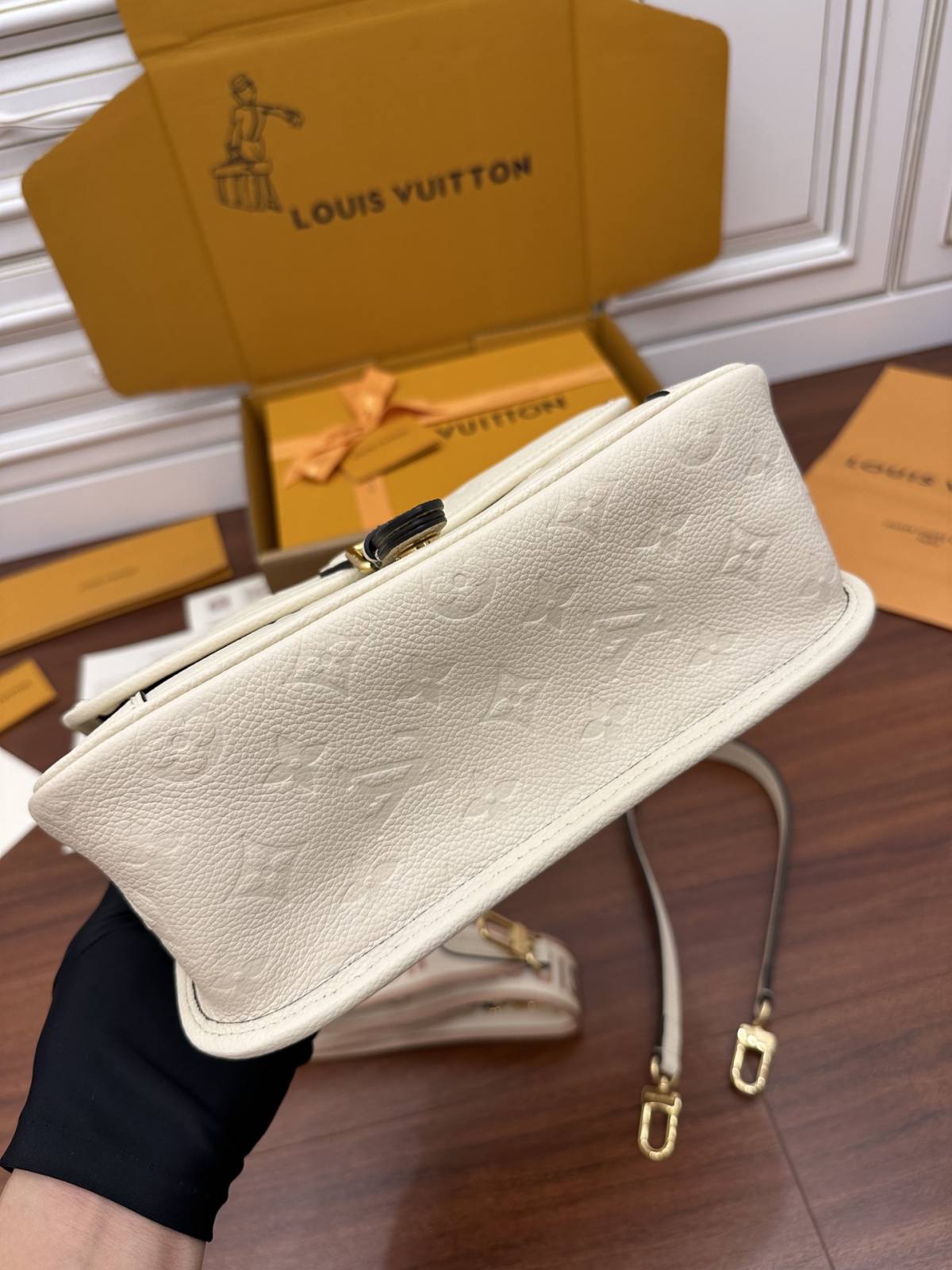 Ellebag Factory Replication Technique – Louis Vuitton DIANE Handbag (M46388)-ʻOi aku ka maikaʻi o ka ʻeke Louis Vuitton ʻeke hoʻopunipuni ma ka hale kūʻai pūnaewele, ʻeke hoʻolālā kope ru