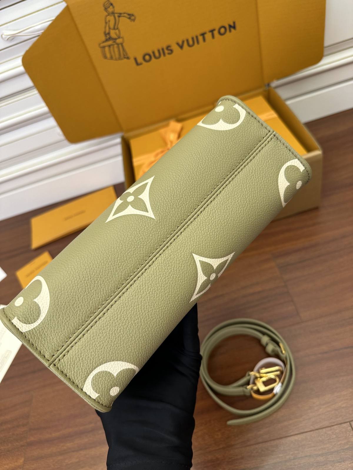 Ellebag Factory Replication Technique for Louis Vuitton Onthego M46647 Green Giant Monogram Full Leather-Լավագույն որակի կեղծ Louis Vuitton պայուսակների առցանց խանութ, Replica դիզայներական պայուսակ ru