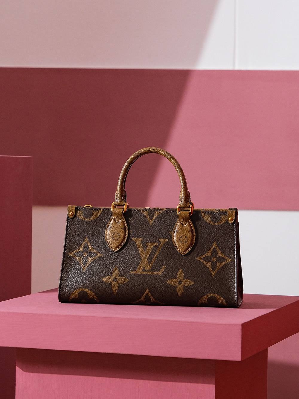 Ellebag Factory Replication Technique for Louis Vuitton Onthego East West Tote Bag (M46653): Giant Monogram and Monogram Reverse Canvas-Bedste kvalitet Fake Louis Vuitton Bag Online Store, Replica designer bag ru