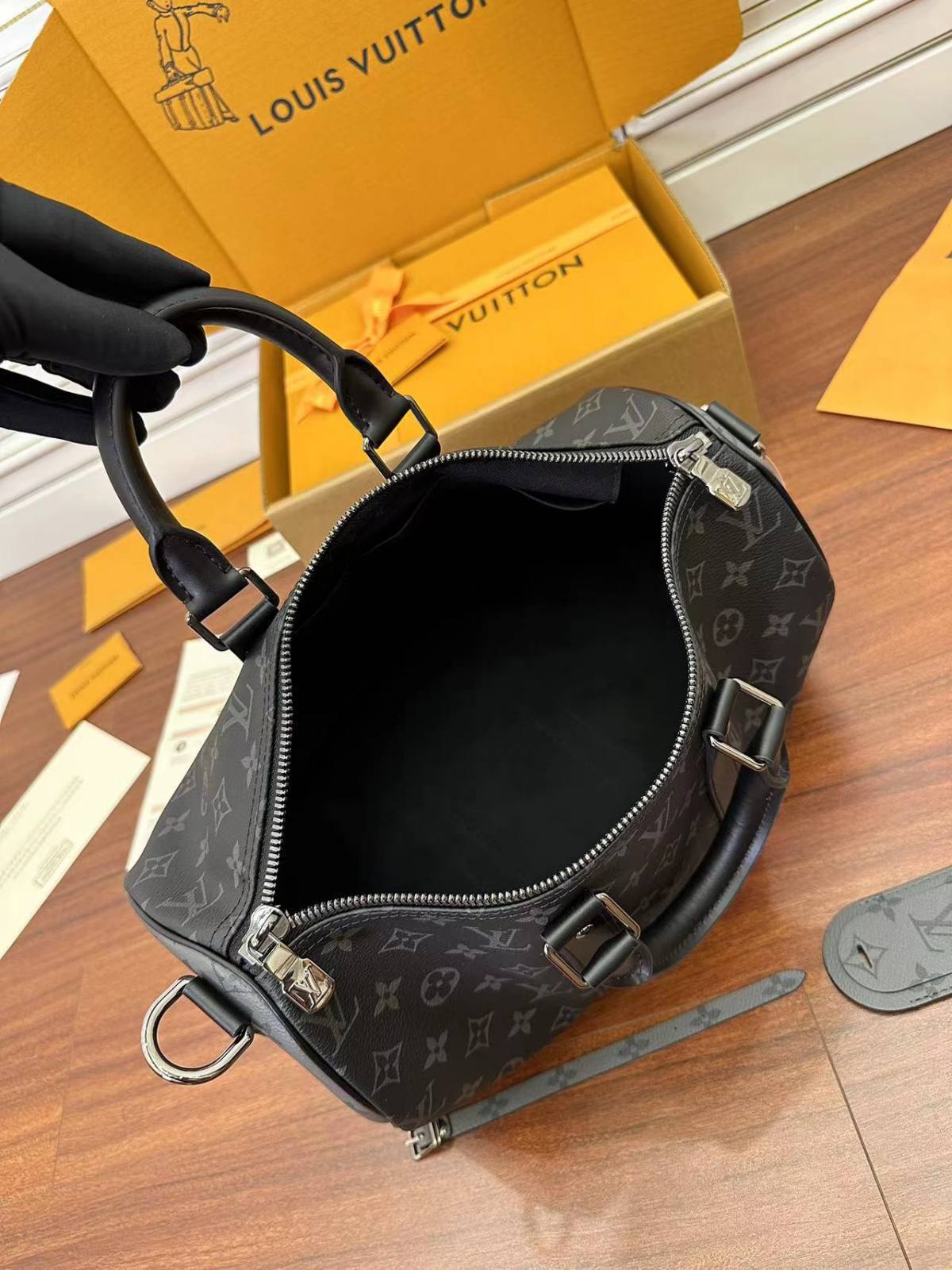 Ellebag Factory Replication Technique for Louis Vuitton Keepall Bandoulière 35 Handbag (M46655) – Monogram Eclipse Black-Լավագույն որակի կեղծ Louis Vuitton պայուսակների առցանց խանութ, Replica դիզայներական պայուսակ ru