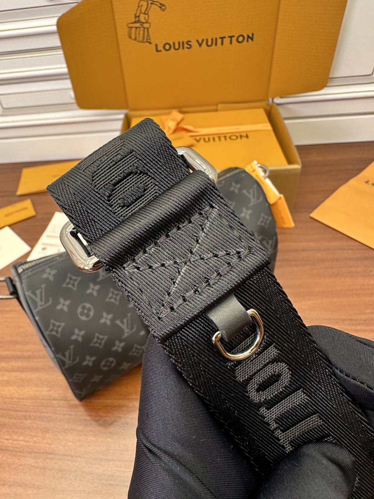 Ellebag Factory Replication Technique for Louis Vuitton Keepall Bandoulière 35 Handbag (M46655) – Monogram Eclipse Black-Լավագույն որակի կեղծ Louis Vuitton պայուսակների առցանց խանութ, Replica դիզայներական պայուսակ ru