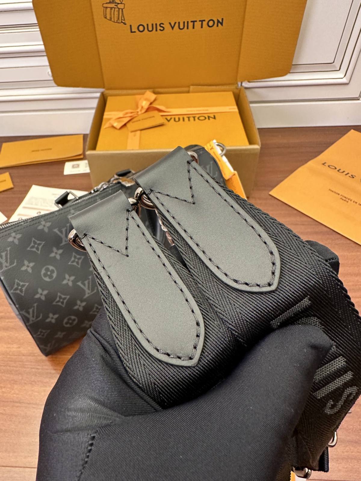 Ellebag Factory Replication Technique for Louis Vuitton Keepall Bandoulière 35 Handbag (M46655) – Monogram Eclipse Black-بہترین معیار کا جعلی لوئس ووٹن بیگ آن لائن اسٹور، ریپلیکا ڈیزائنر بیگ آر یو