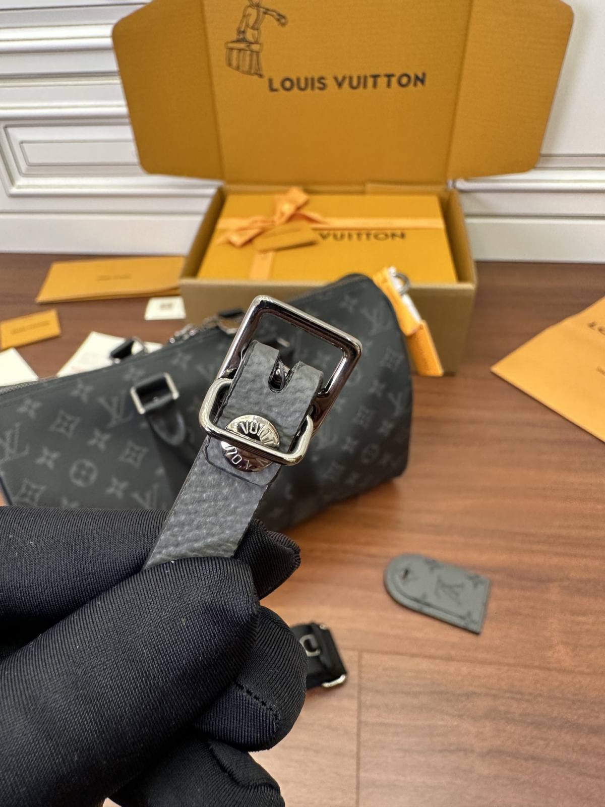 Ellebag Factory Replication Technique for Louis Vuitton Keepall Bandoulière 35 Handbag (M46655) – Monogram Eclipse Black-Լավագույն որակի կեղծ Louis Vuitton պայուսակների առցանց խանութ, Replica դիզայներական պայուսակ ru