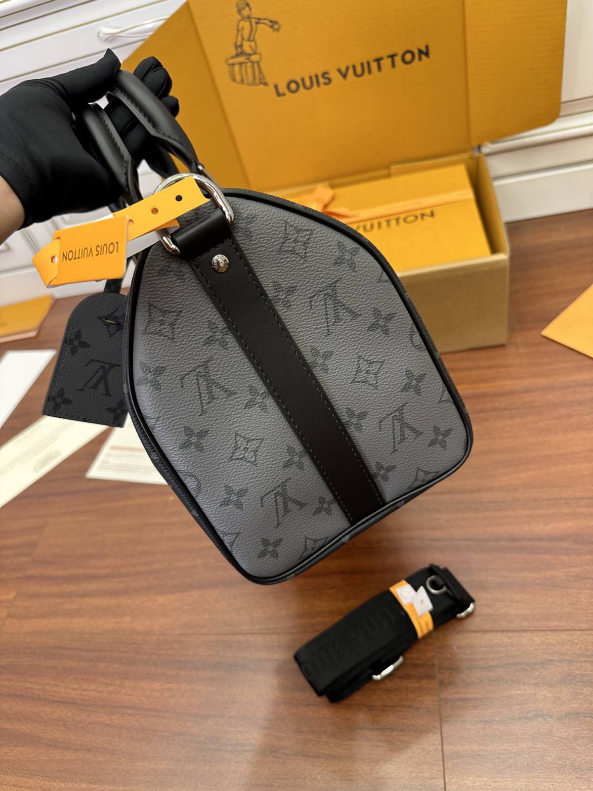 Ellebag Factory Replication Technique for Louis Vuitton Keepall Bandoulière 35 Handbag (M46655) – Monogram Eclipse Black-Labākās kvalitātes viltotās Louis Vuitton somas tiešsaistes veikals, dizaineru somas kopija ru