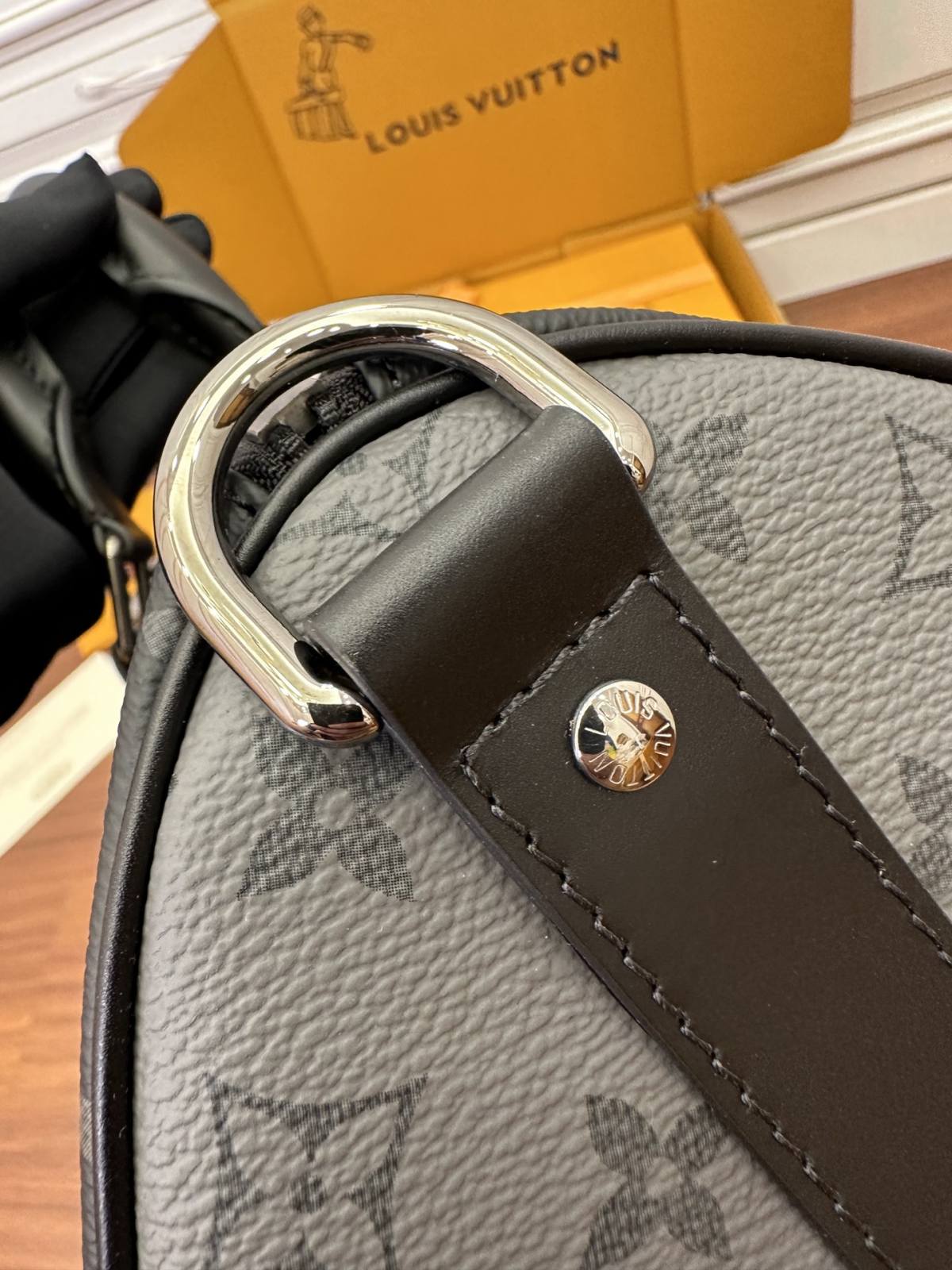 Ellebag Factory Replication Technique for Louis Vuitton Keepall Bandoulière 35 Handbag (M46655) – Monogram Eclipse Black-Լավագույն որակի կեղծ Louis Vuitton պայուսակների առցանց խանութ, Replica դիզայներական պայուսակ ru