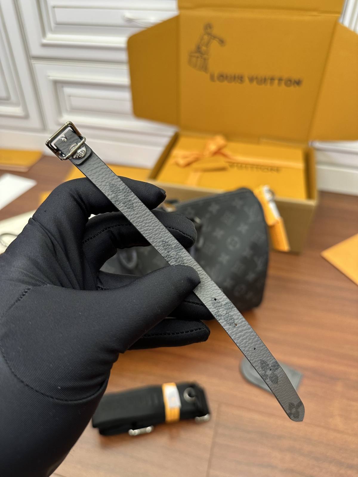 Ellebag Factory Replication Technique for Louis Vuitton Keepall Bandoulière 35 Handbag (M46655) – Monogram Eclipse Black-Լավագույն որակի կեղծ Louis Vuitton պայուսակների առցանց խանութ, Replica դիզայներական պայուսակ ru