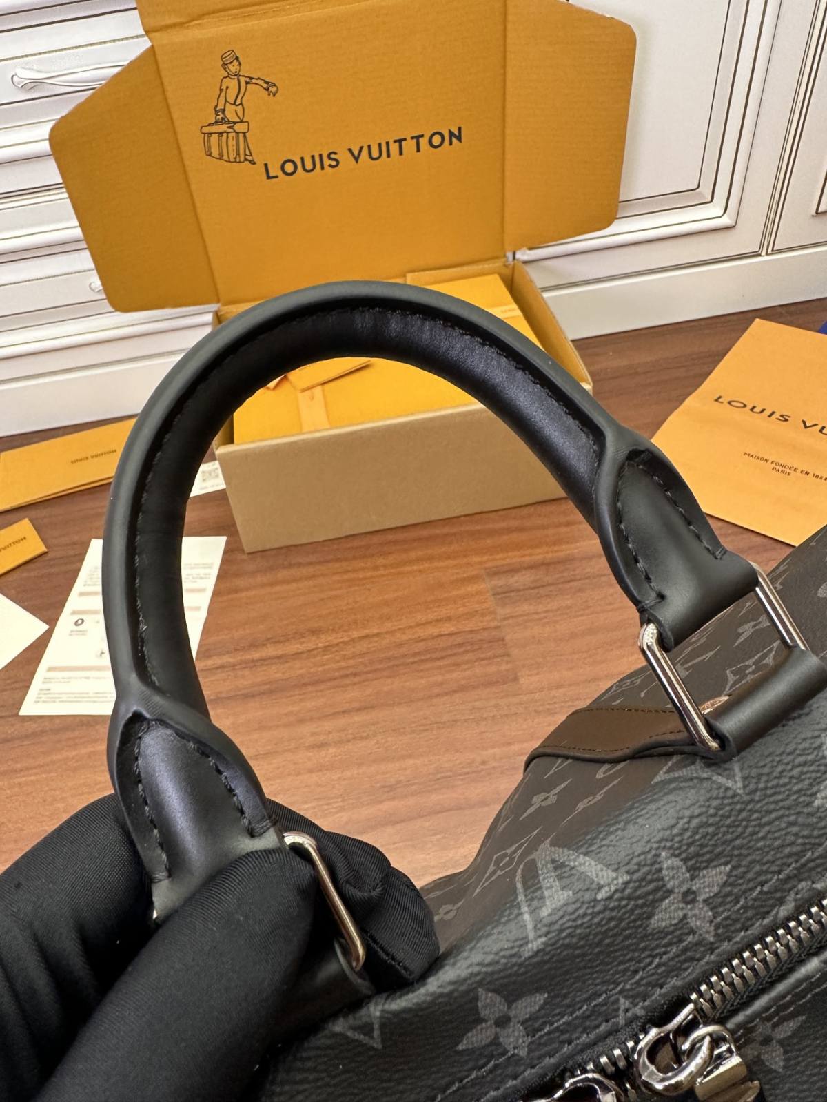 Ellebag Factory Replication Technique for Louis Vuitton Keepall Bandoulière 35 Handbag (M46655) – Monogram Eclipse Black-Լավագույն որակի կեղծ Louis Vuitton պայուսակների առցանց խանութ, Replica դիզայներական պայուսակ ru