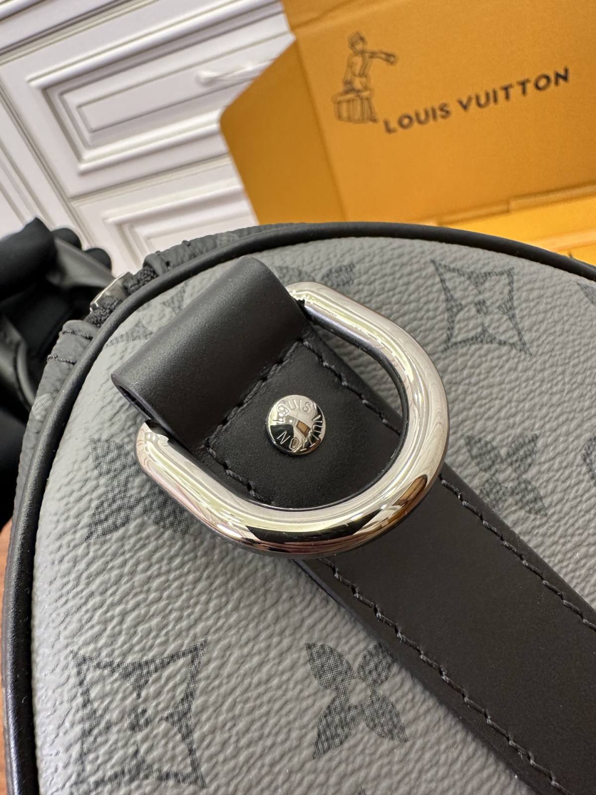 Ellebag Factory Replication Technique for Louis Vuitton Keepall Bandoulière 35 Handbag (M46655) – Monogram Eclipse Black-Labākās kvalitātes viltotās Louis Vuitton somas tiešsaistes veikals, dizaineru somas kopija ru