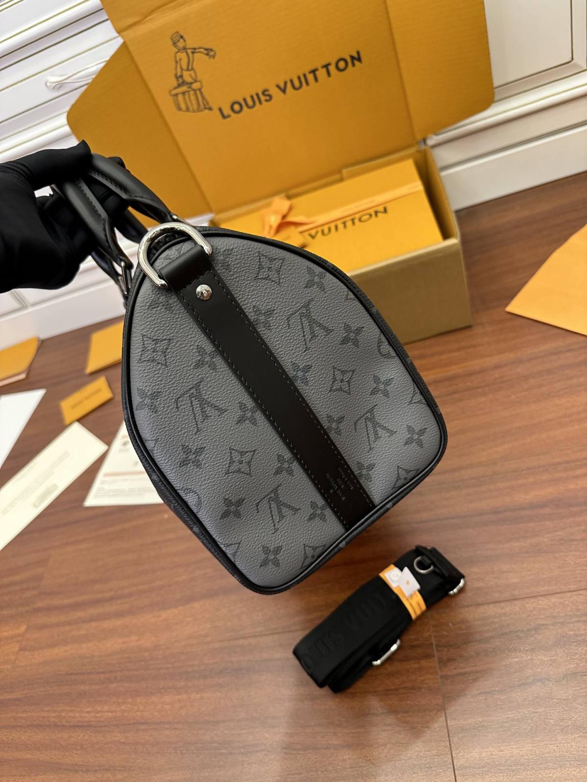 Ellebag Factory Replication Technique for Louis Vuitton Keepall Bandoulière 35 Handbag (M46655) – Monogram Eclipse Black-Labākās kvalitātes viltotās Louis Vuitton somas tiešsaistes veikals, dizaineru somas kopija ru