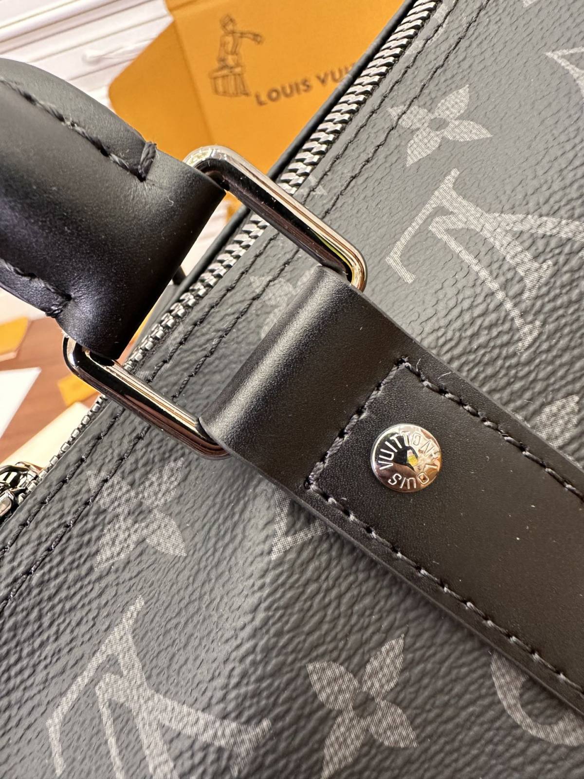 Ellebag Factory Replication Technique for Louis Vuitton Keepall Bandoulière 35 Handbag (M46655) – Monogram Eclipse Black-Labākās kvalitātes viltotās Louis Vuitton somas tiešsaistes veikals, dizaineru somas kopija ru