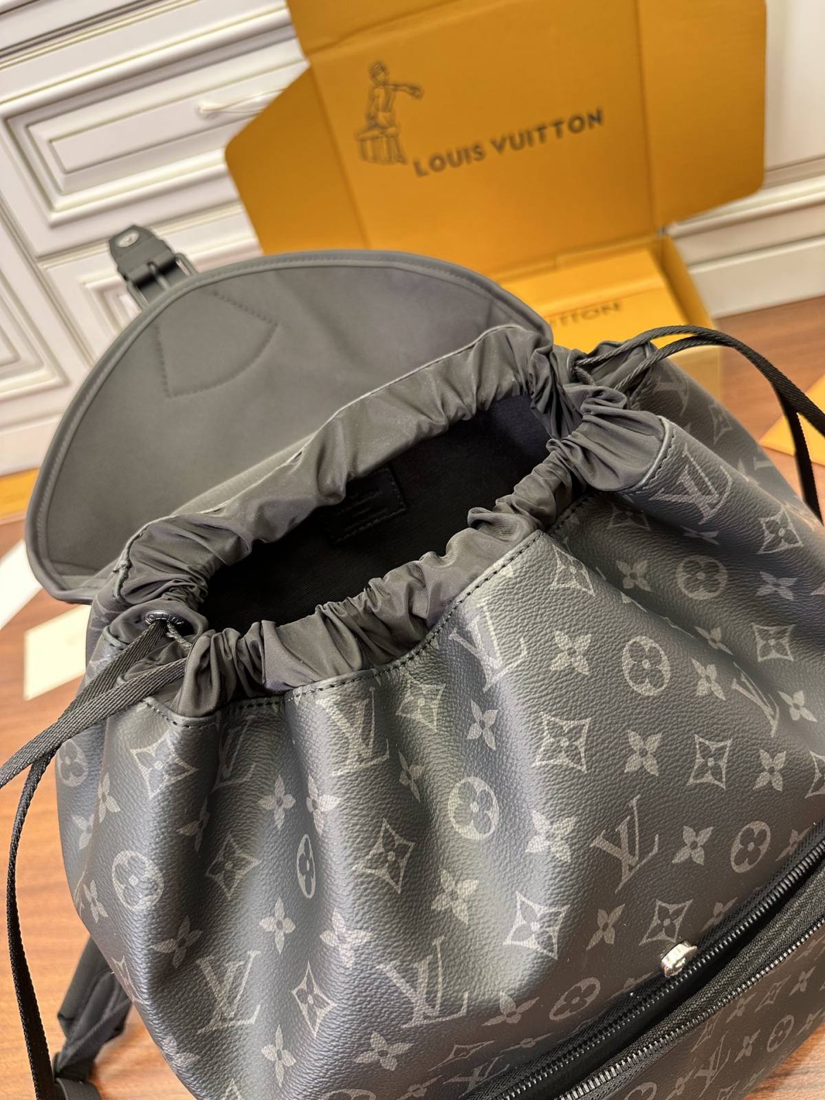 Ellebag Factory Replication Technique for Louis Vuitton Montsouris Backpack in Monogram Eclipse Black (M46683)-בעסטער קוואַליטעט שווינדל לוי ווויטטאָן באַג אָנליין קראָם, רעפּליקע דיזיינער זעקל רו