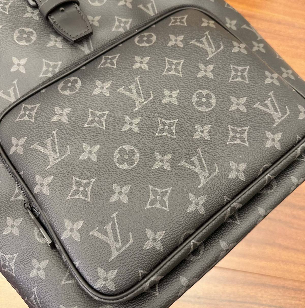 Ellebag Factory Replication Technique for Louis Vuitton Montsouris Backpack in Monogram Eclipse Black (M46683)-בעסטער קוואַליטעט שווינדל לוי ווויטטאָן באַג אָנליין קראָם, רעפּליקע דיזיינער זעקל רו