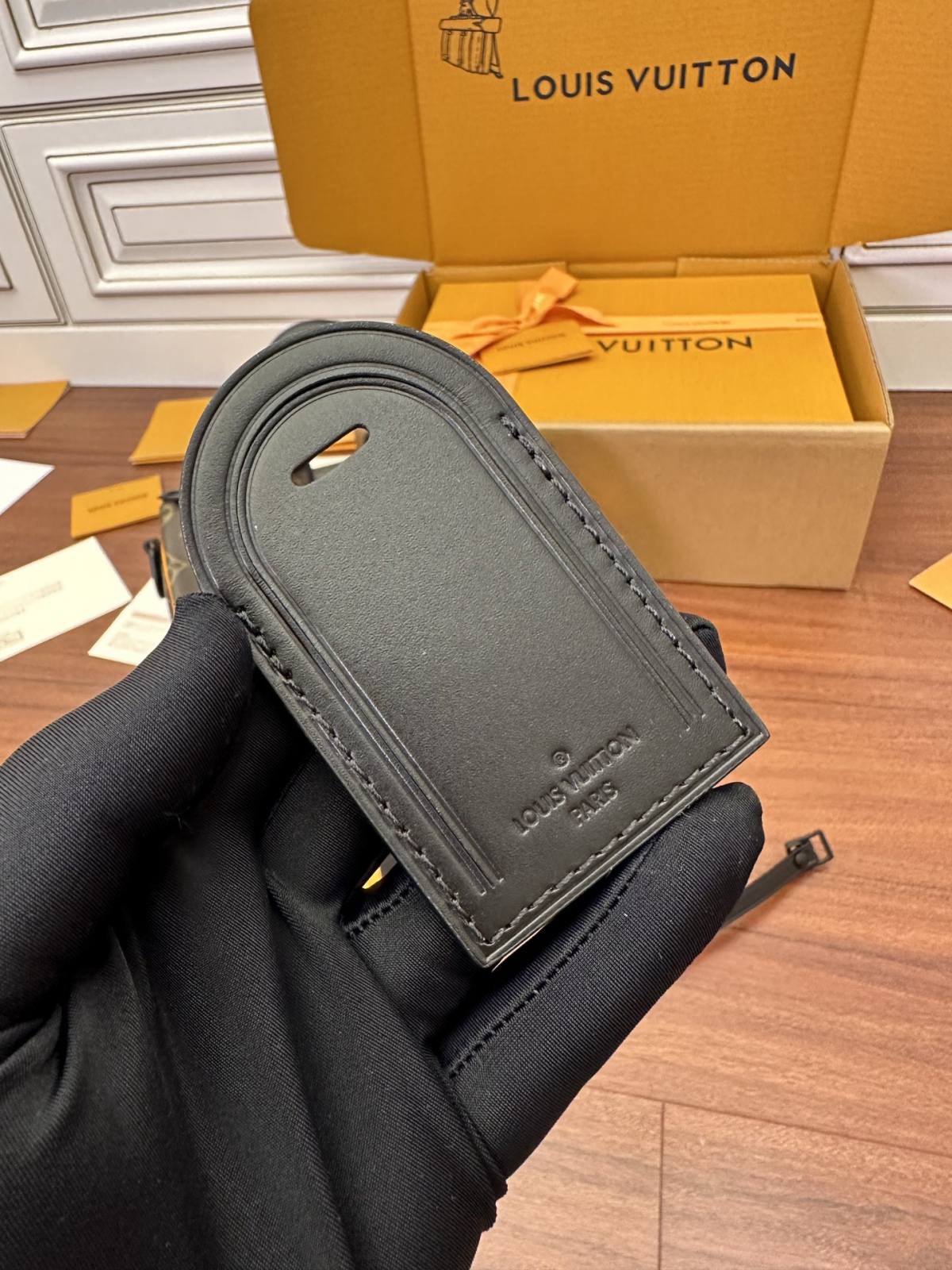 Ellebag Factory Replication Technique for Louis Vuitton Yellow Leather Keepall 25 Handbag (M46687)-Labākās kvalitātes viltotās Louis Vuitton somas tiešsaistes veikals, dizaineru somas kopija ru