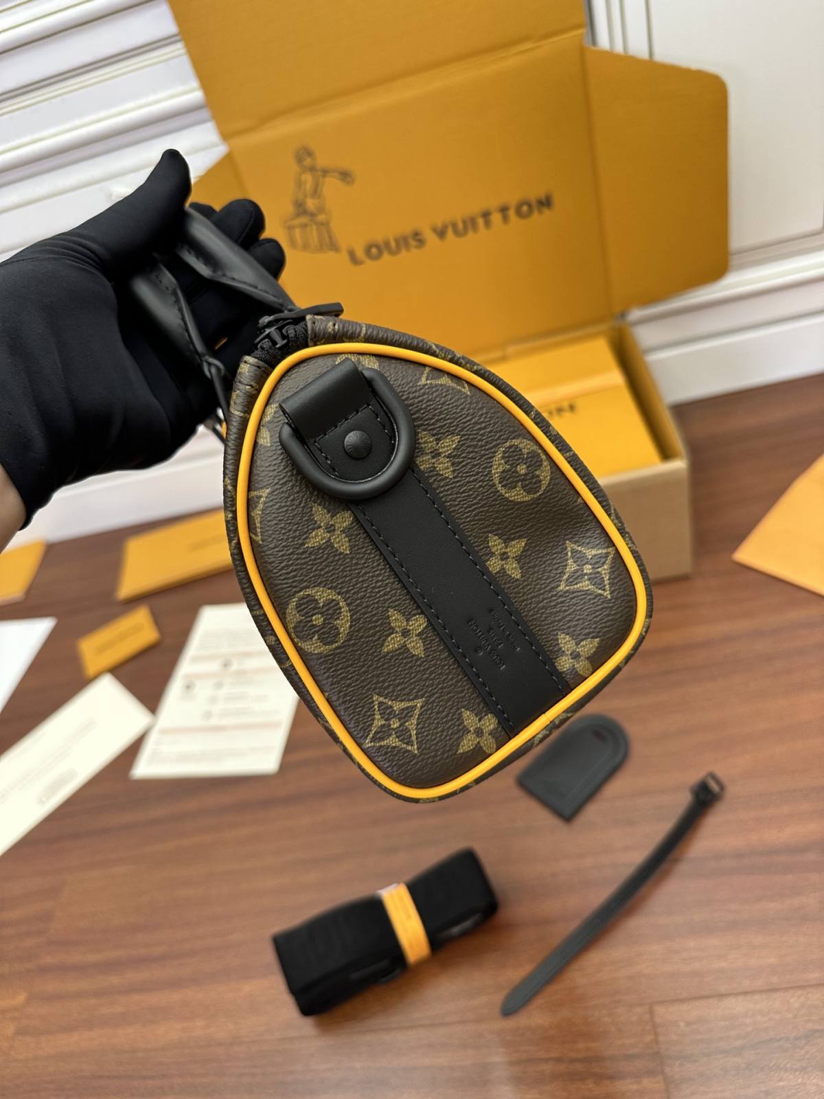 Ellebag Factory Replication Technique for Louis Vuitton Yellow Leather Keepall 25 Handbag (M46687)-ʻOi aku ka maikaʻi o ka ʻeke Louis Vuitton ʻeke hoʻopunipuni ma ka hale kūʻai pūnaewele, ʻeke hoʻolālā kope ru