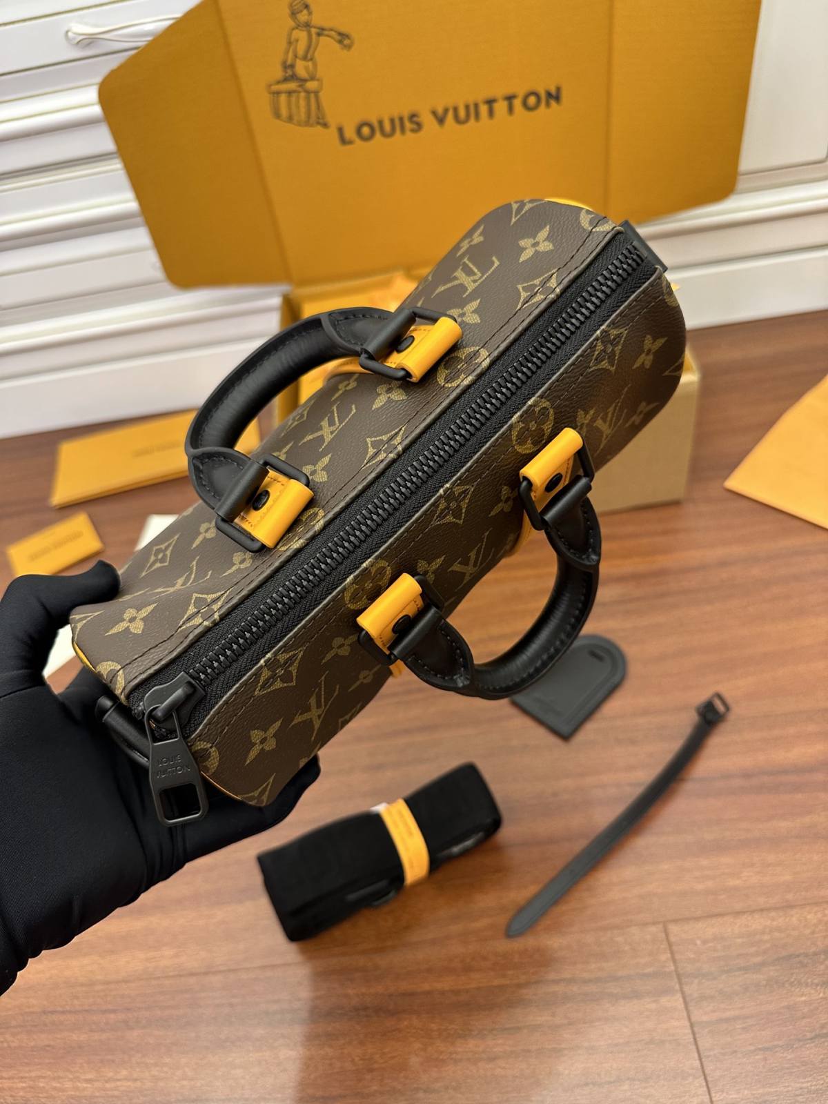 Ellebag Factory Replication Technique for Louis Vuitton Yellow Leather Keepall 25 Handbag (M46687)-Labākās kvalitātes viltotās Louis Vuitton somas tiešsaistes veikals, dizaineru somas kopija ru