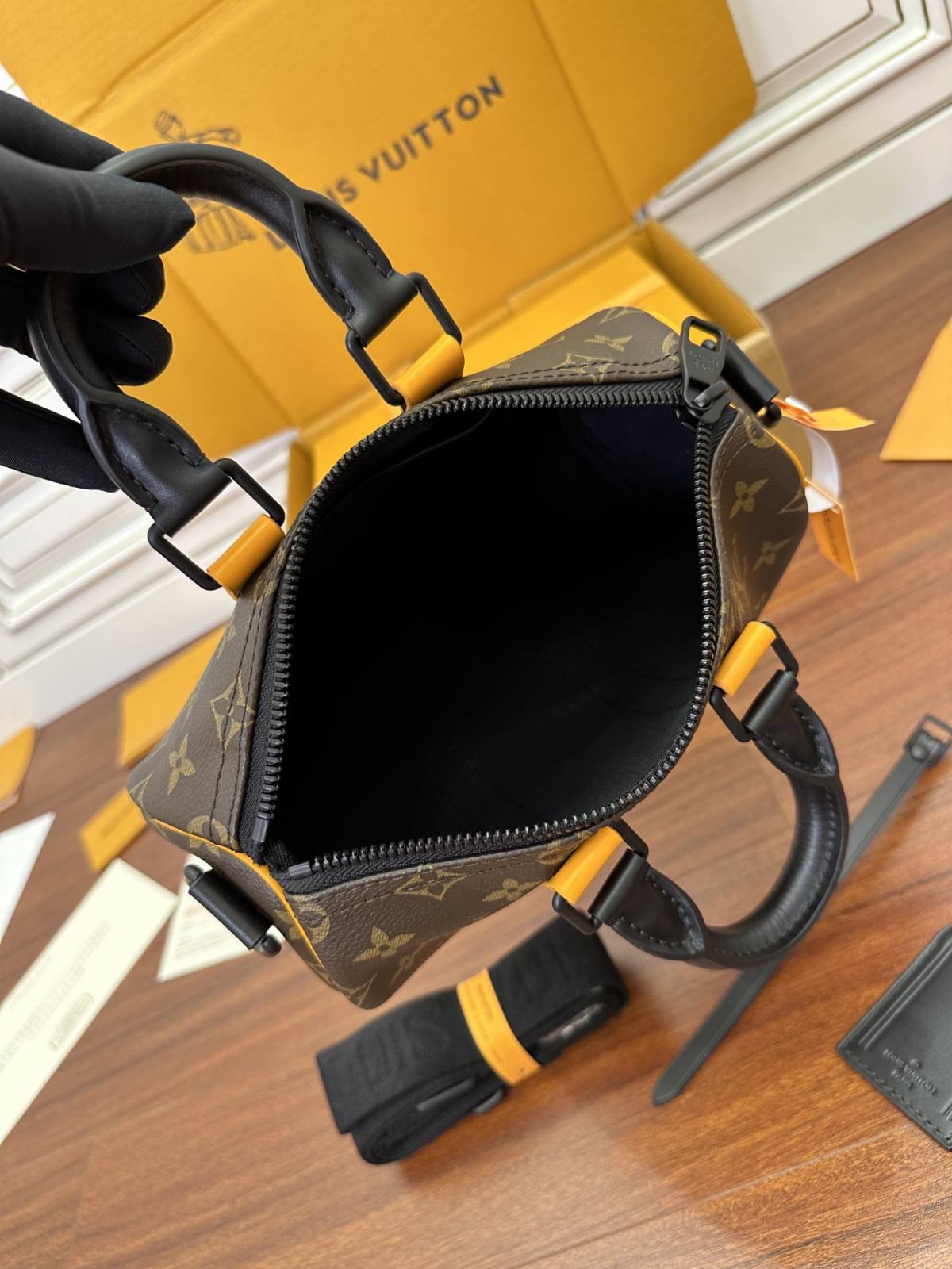 Ellebag Factory Replication Technique for Louis Vuitton Yellow Leather Keepall 25 Handbag (M46687)-Labākās kvalitātes viltotās Louis Vuitton somas tiešsaistes veikals, dizaineru somas kopija ru