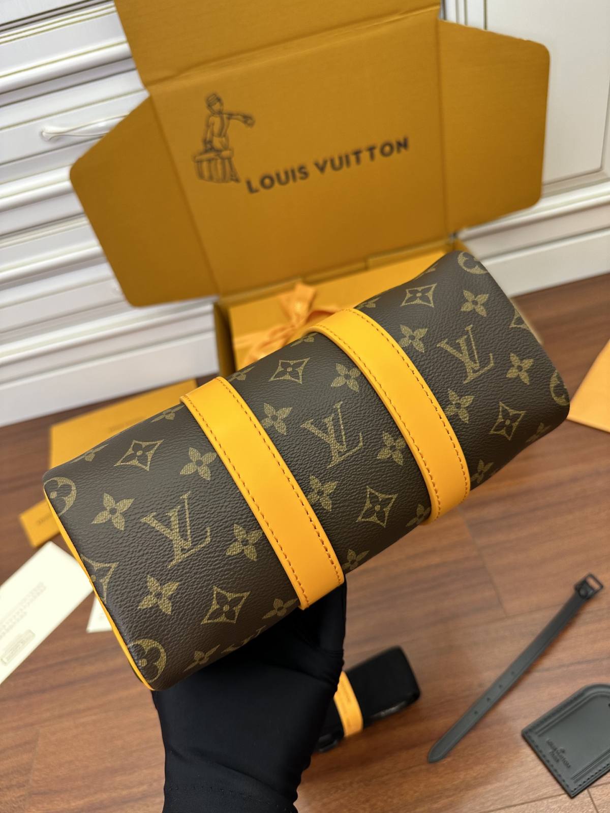 Ellebag Factory Replication Technique for Louis Vuitton Yellow Leather Keepall 25 Handbag (M46687)-ʻOi aku ka maikaʻi o ka ʻeke Louis Vuitton ʻeke hoʻopunipuni ma ka hale kūʻai pūnaewele, ʻeke hoʻolālā kope ru