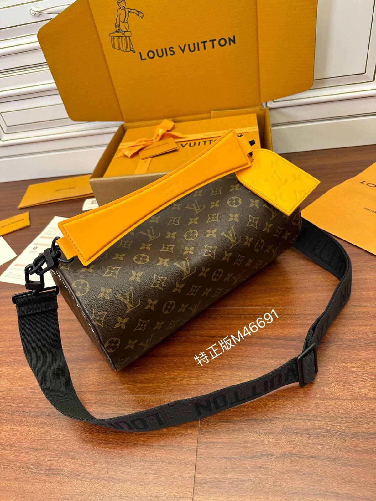 Ellebag Factory Replication Technique for Louis Vuitton Soft Polochon Handbag (M46691)-Tulaga sili ona lelei Fake Louis Vuitton Bag Faleoloa i luga ole laiga, Replica designer bag ru