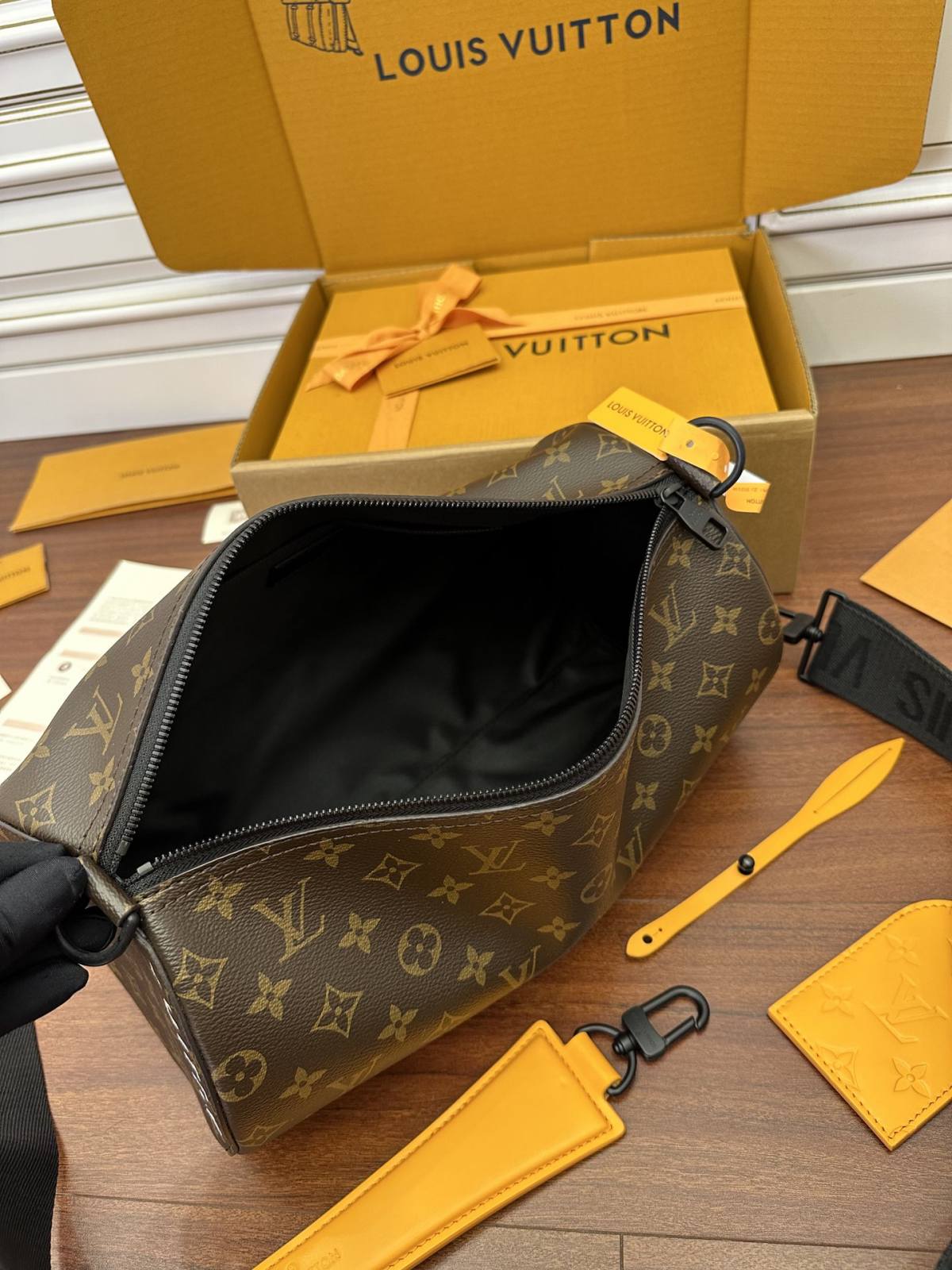 Ellebag Factory Replication Technique for Louis Vuitton Soft Polochon Handbag (M46691)-Online obchod s falošnou taškou Louis Vuitton najvyššej kvality, replika značkovej tašky ru