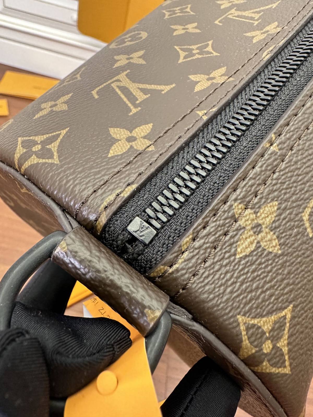 Ellebag Factory Replication Technique for Louis Vuitton Soft Polochon Handbag (M46691)-Paras laatu väärennetty Louis Vuitton laukku verkkokauppa, replika suunnittelija laukku ru