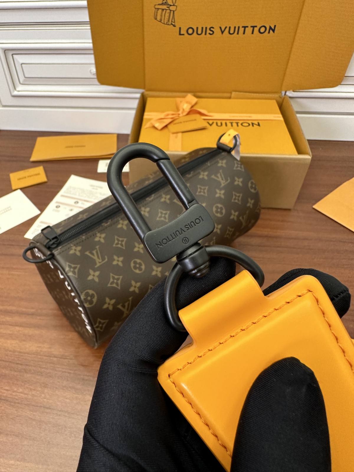 Ellebag Factory Replication Technique for Louis Vuitton Soft Polochon Handbag (M46691)-Online obchod s falošnou taškou Louis Vuitton najvyššej kvality, replika značkovej tašky ru