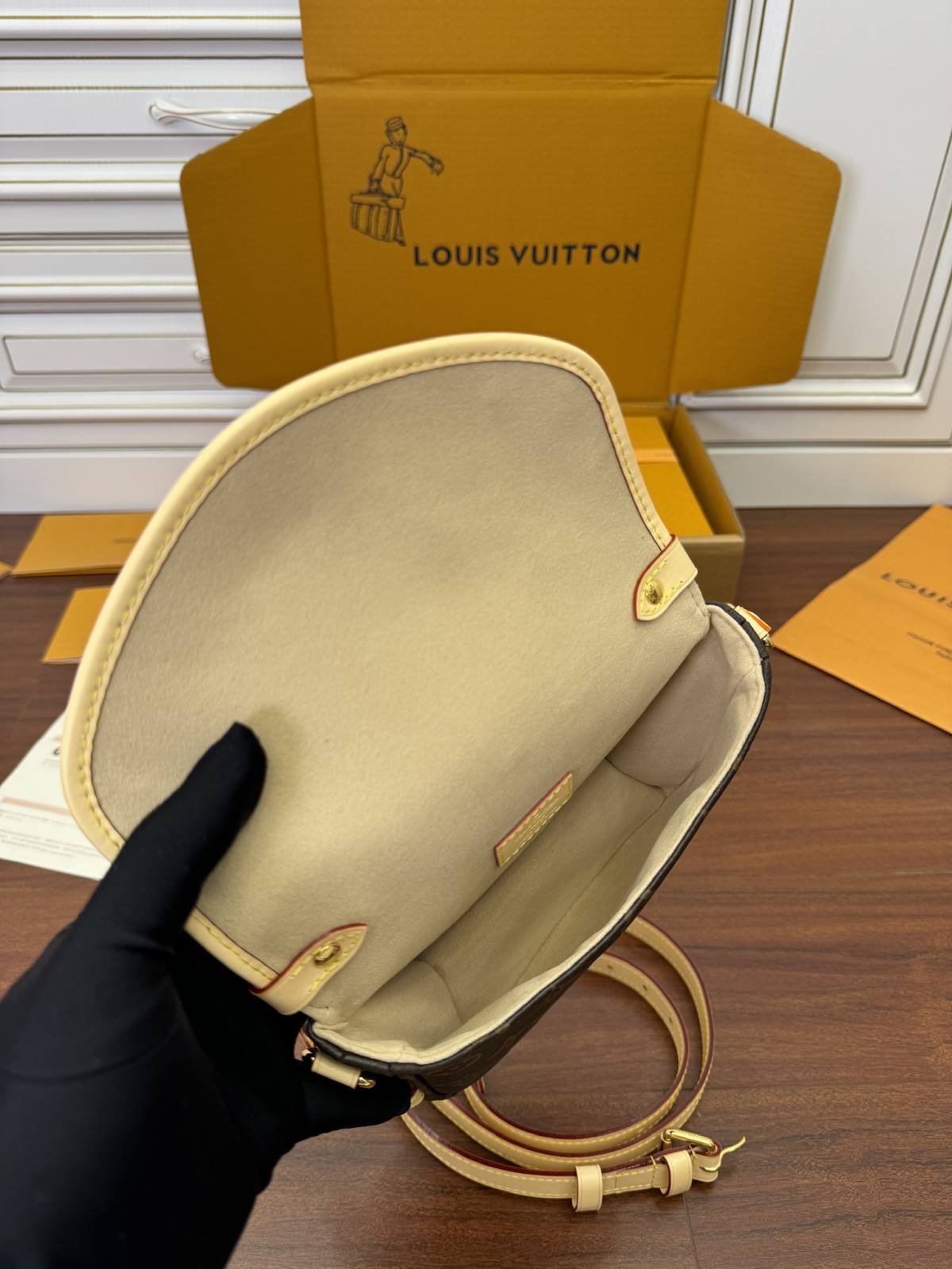 Ellebag replication of the Louis Vuitton SAUMUR BB Handbag (M46740)-最好的質量假路易威登包網上商店，複製設計師包 ru