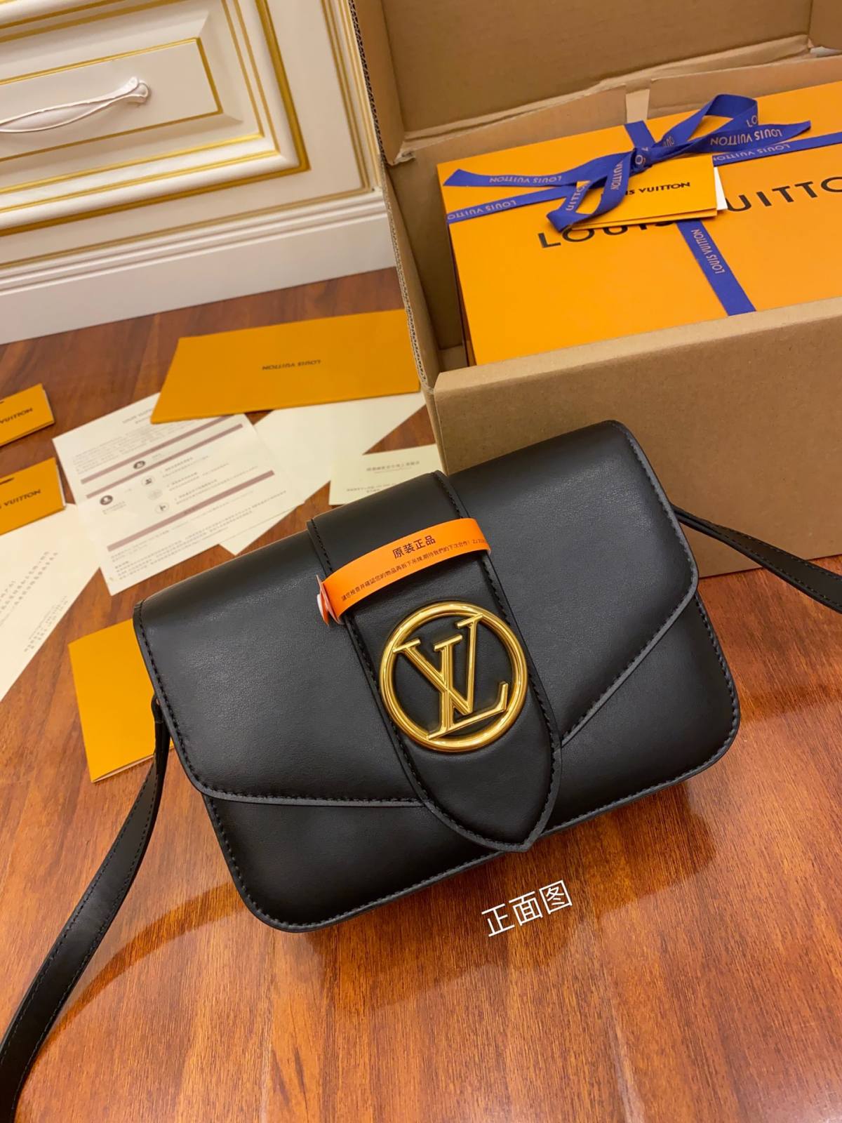 The replication of the Louis Vuitton M55948 Black LV Pont 9 Handbag by Ellebag Factory-Legjobb minőségű hamis Louis Vuitton táska online áruház, replika designer táska ru