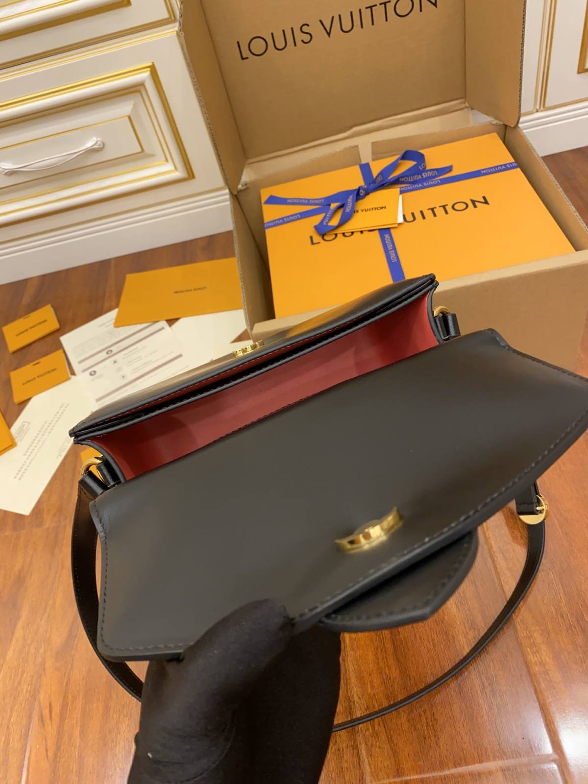 The replication of the Louis Vuitton M55948 Black LV Pont 9 Handbag by Ellebag Factory-بهترين معيار جي جعلي لوئس ويٽون بيگ آن لائين اسٽور، ريپليڪا ڊيزائنر بيگ ru