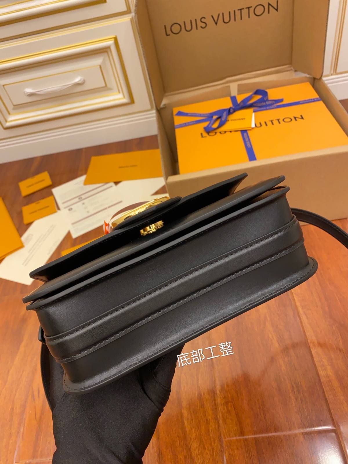 The replication of the Louis Vuitton M55948 Black LV Pont 9 Handbag by Ellebag Factory-Bästa kvalitet Fake Louis Vuitton Bag Online Store, Replica designer bag ru