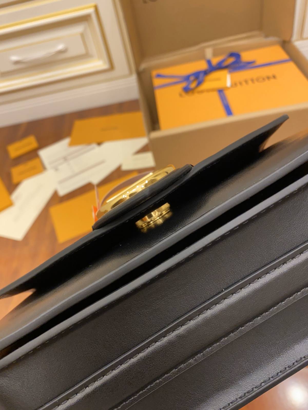 The replication of the Louis Vuitton M55948 Black LV Pont 9 Handbag by Ellebag Factory-Legjobb minőségű hamis Louis Vuitton táska online áruház, replika designer táska ru