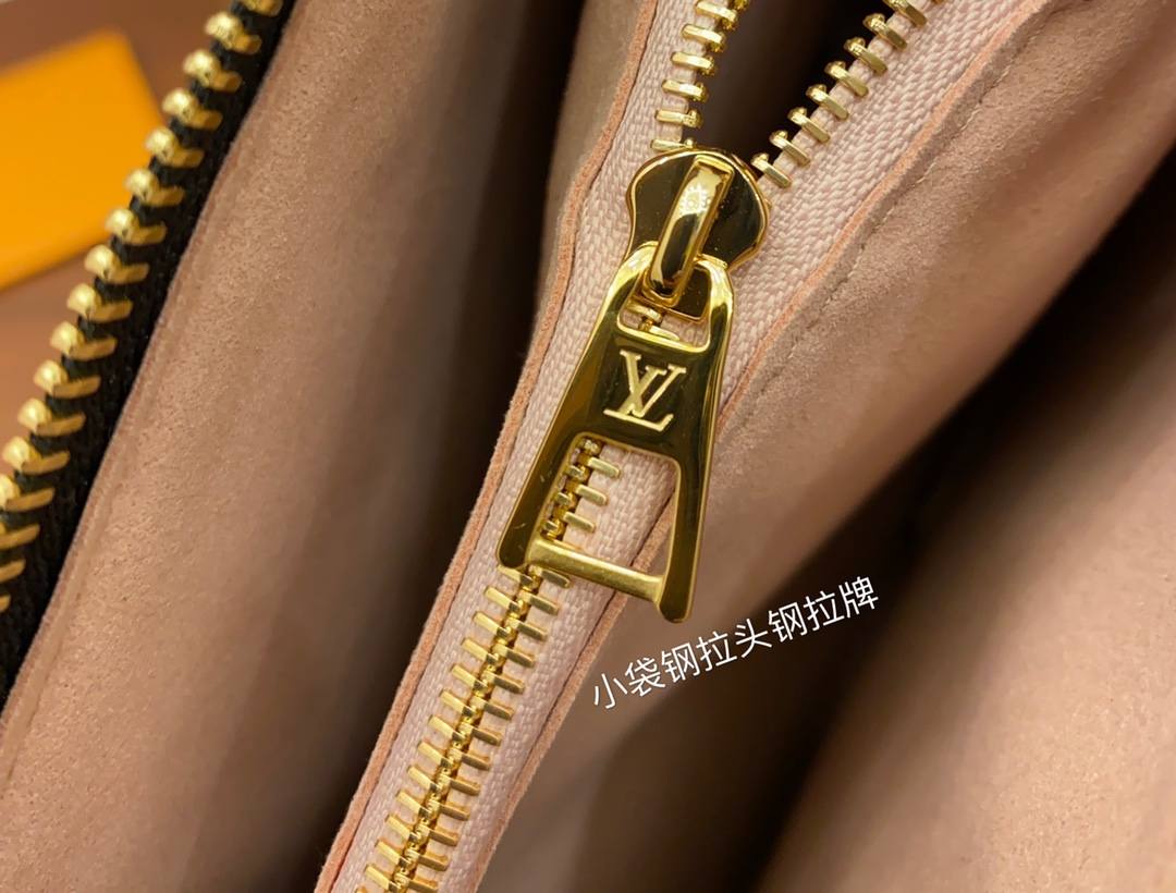 Ellebag’s Exquisite Replica: The Louis Vuitton M57790 Coussin PM in Black Calfskin-Интернет-магазин поддельной сумки Louis Vuitton лучшего качества, копия дизайнерской сумки ru