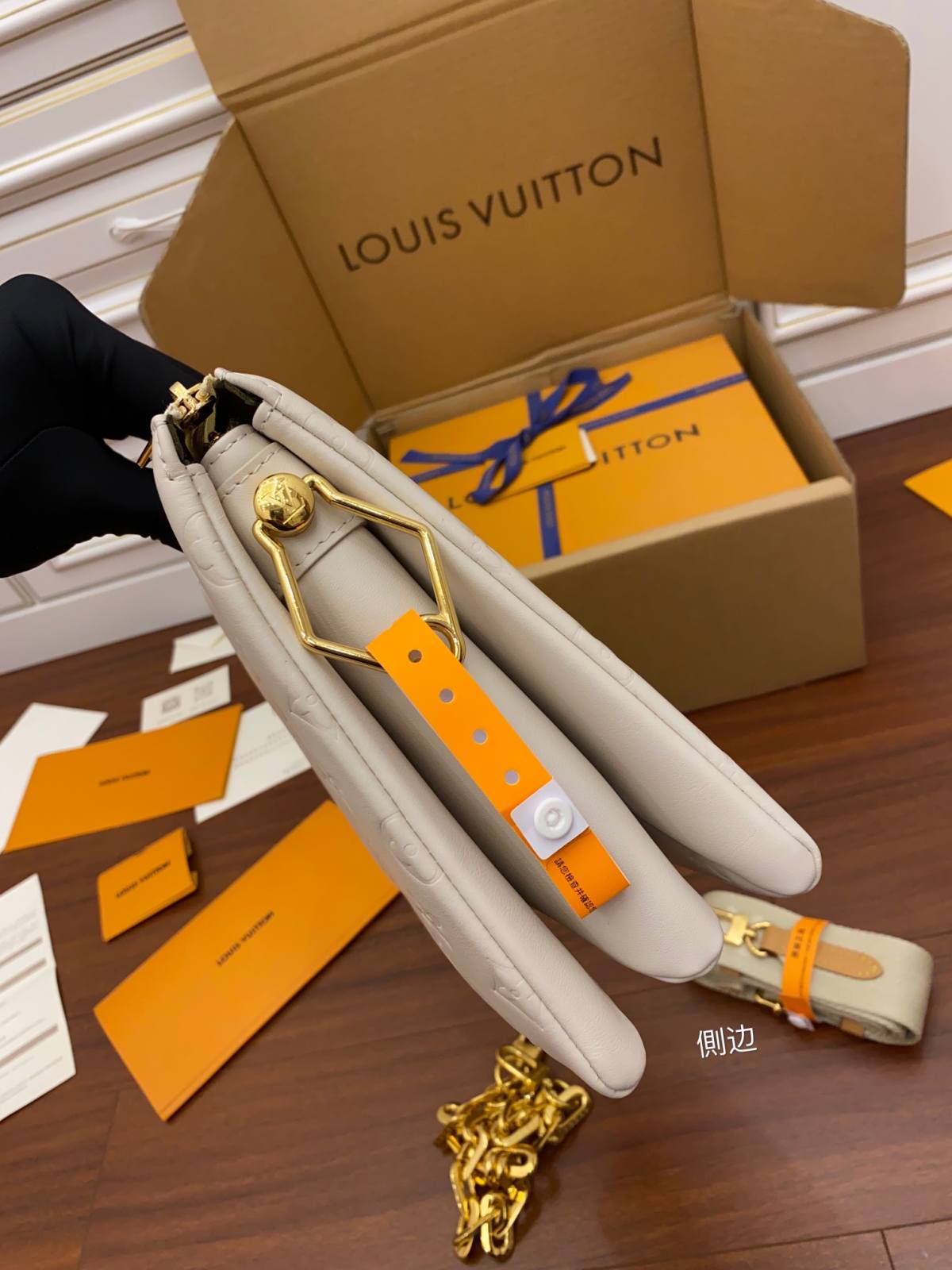 Ellebag’s Masterful Replica: Louis Vuitton M57793 Coussin Small Handbag in Fluffy Sheepskin-Kedai Dalam Talian Beg Louis Vuitton Palsu Kualiti Terbaik, Beg reka bentuk replika ru