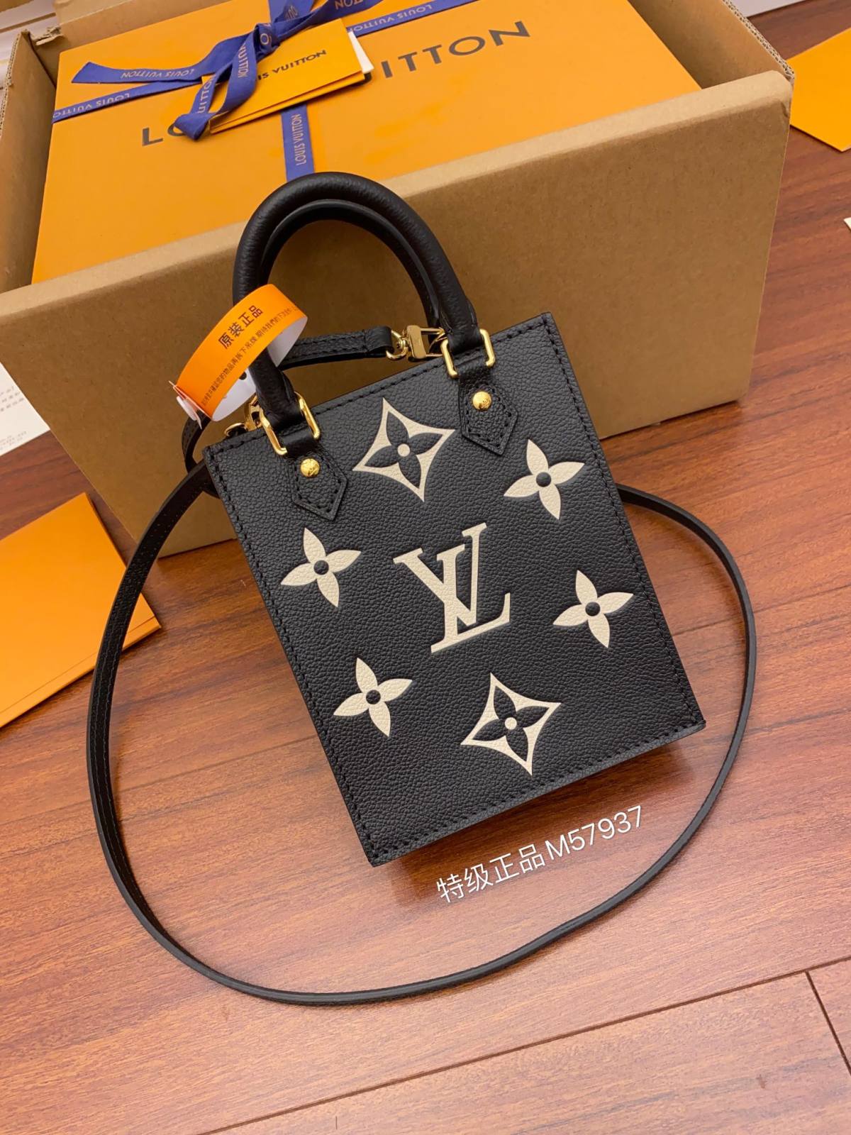 Ellebag Factory’s Replica Craftsmanship of Louis Vuitton PETIT SAC PLAT Handbag (M57937) in Black Monogram Empreinte Soft Grained Leather-Լավագույն որակի կեղծ Louis Vuitton պայուսակների առցանց խանութ, Replica դիզայներական պայուսակ ru