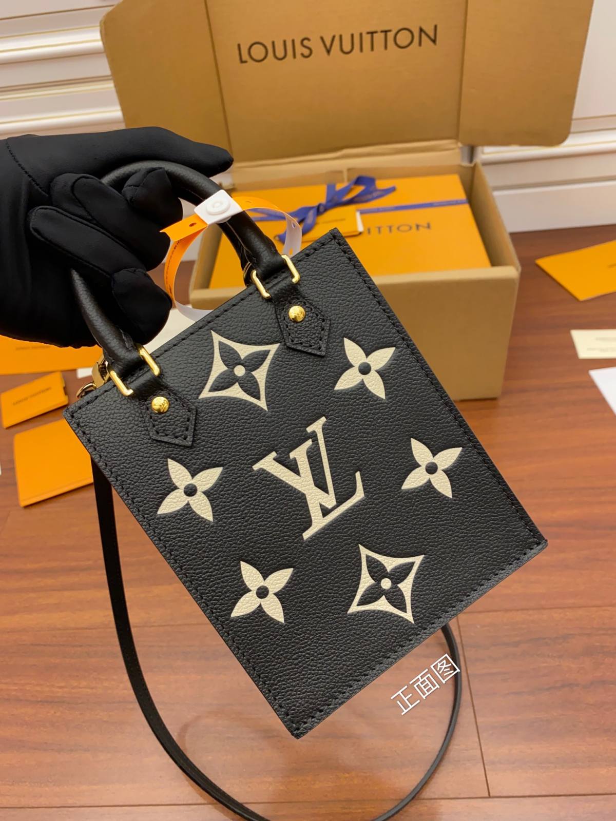 Ellebag Factory’s Replica Craftsmanship of Louis Vuitton PETIT SAC PLAT Handbag (M57937) in Black Monogram Empreinte Soft Grained Leather-Լավագույն որակի կեղծ Louis Vuitton պայուսակների առցանց խանութ, Replica դիզայներական պայուսակ ru