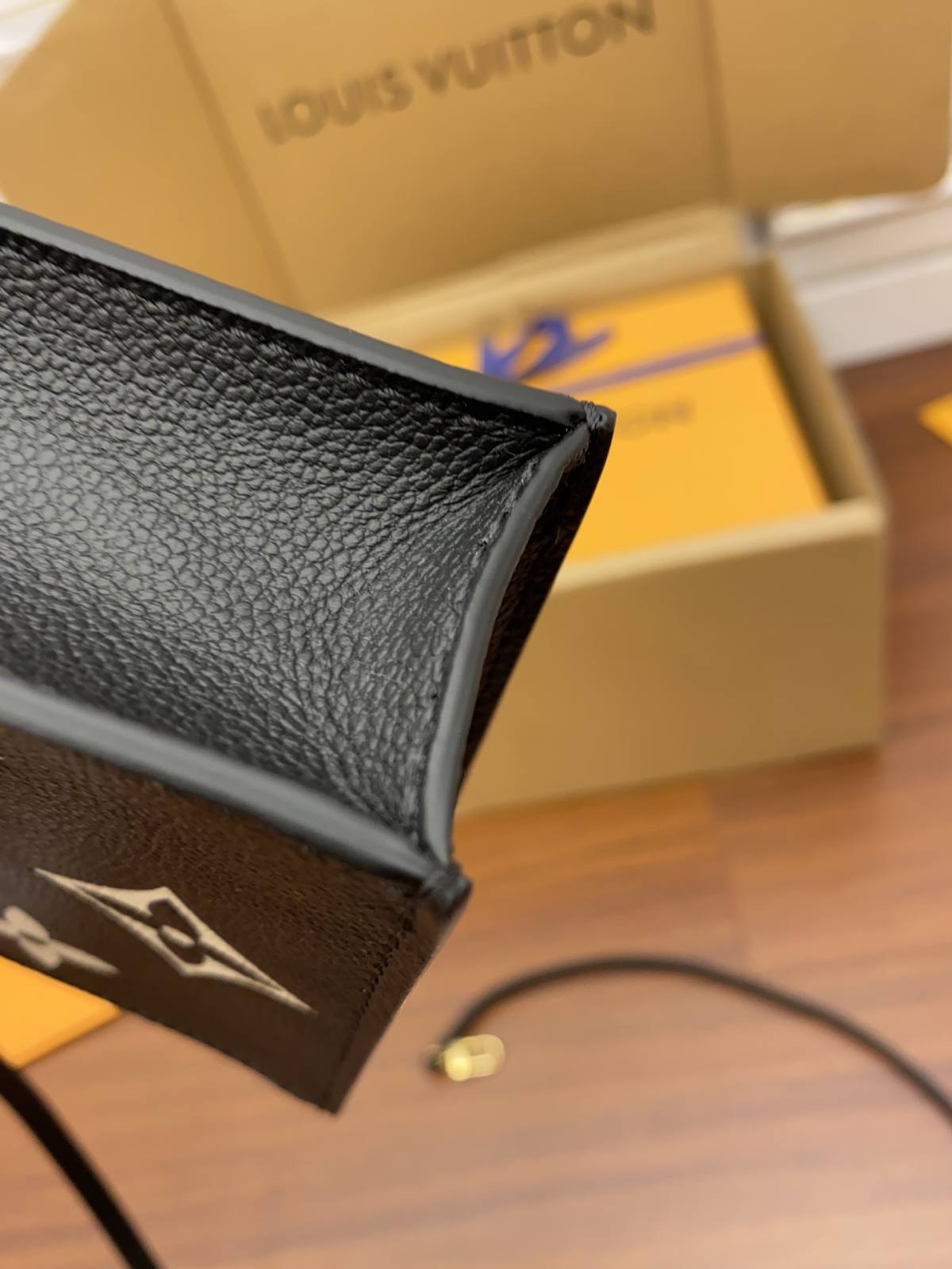 Ellebag Factory’s Replica Craftsmanship of Louis Vuitton PETIT SAC PLAT Handbag (M57937) in Black Monogram Empreinte Soft Grained Leather-Negozio in linea della borsa falsa di Louis Vuitton di migliore qualità, borsa del progettista della replica ru