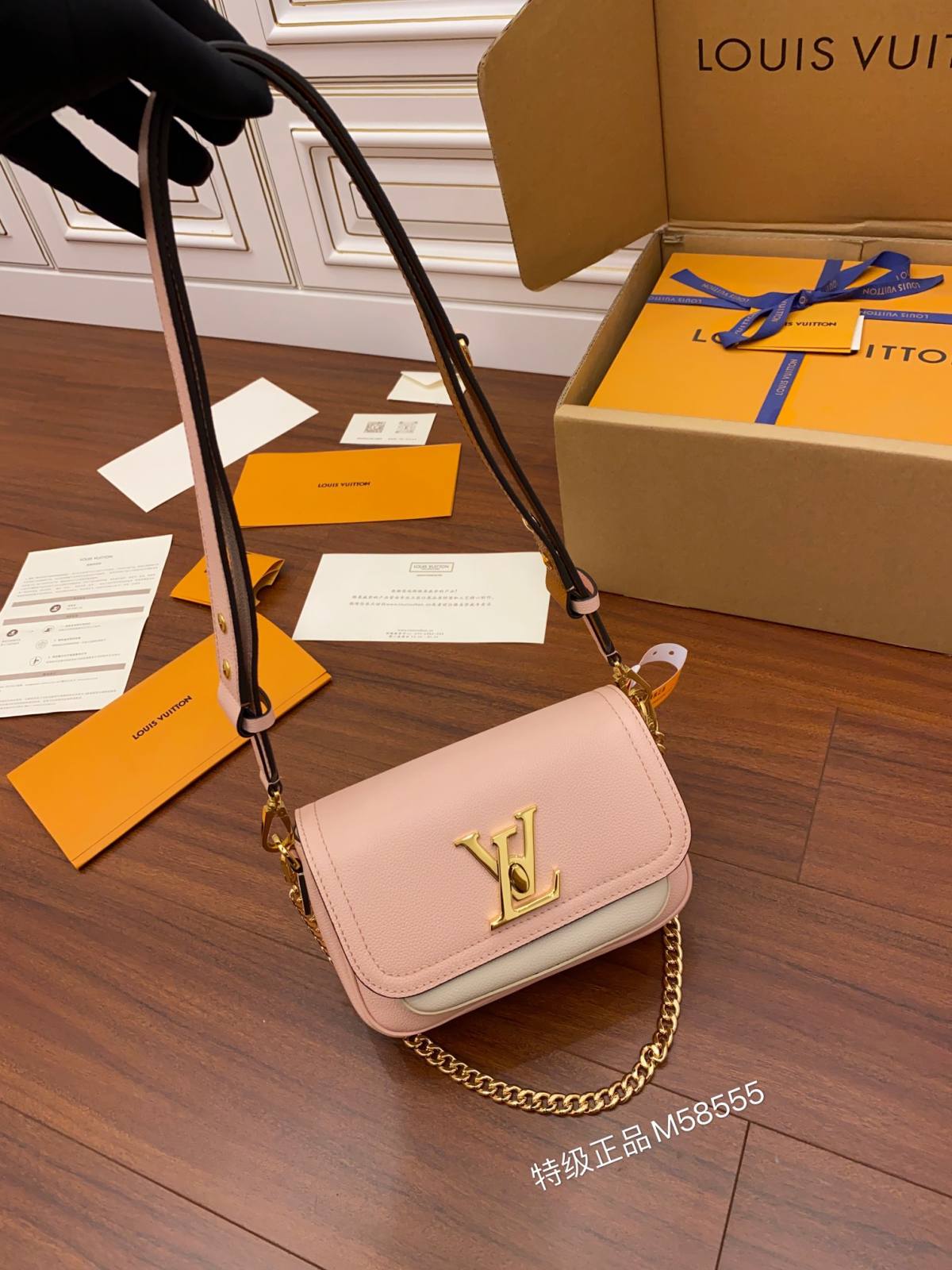 Ellebag Factory’s Replica Craftsmanship of Louis Vuitton LOCKME TENDER Handbag (M58555) in Pink-Labākās kvalitātes viltotās Louis Vuitton somas tiešsaistes veikals, dizaineru somas kopija ru