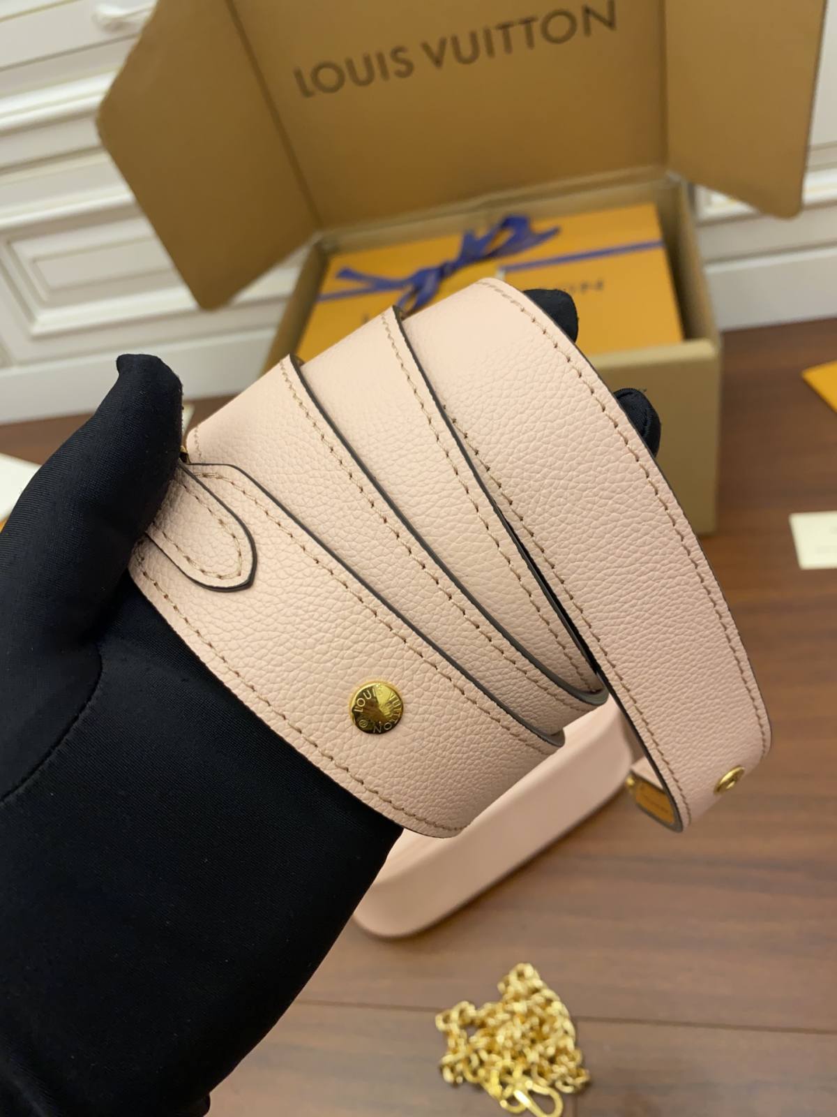 Ellebag Factory’s Replica Craftsmanship of Louis Vuitton LOCKME TENDER Handbag (M58555) in Pink-Negozio in linea della borsa falsa di Louis Vuitton di migliore qualità, borsa del progettista della replica ru