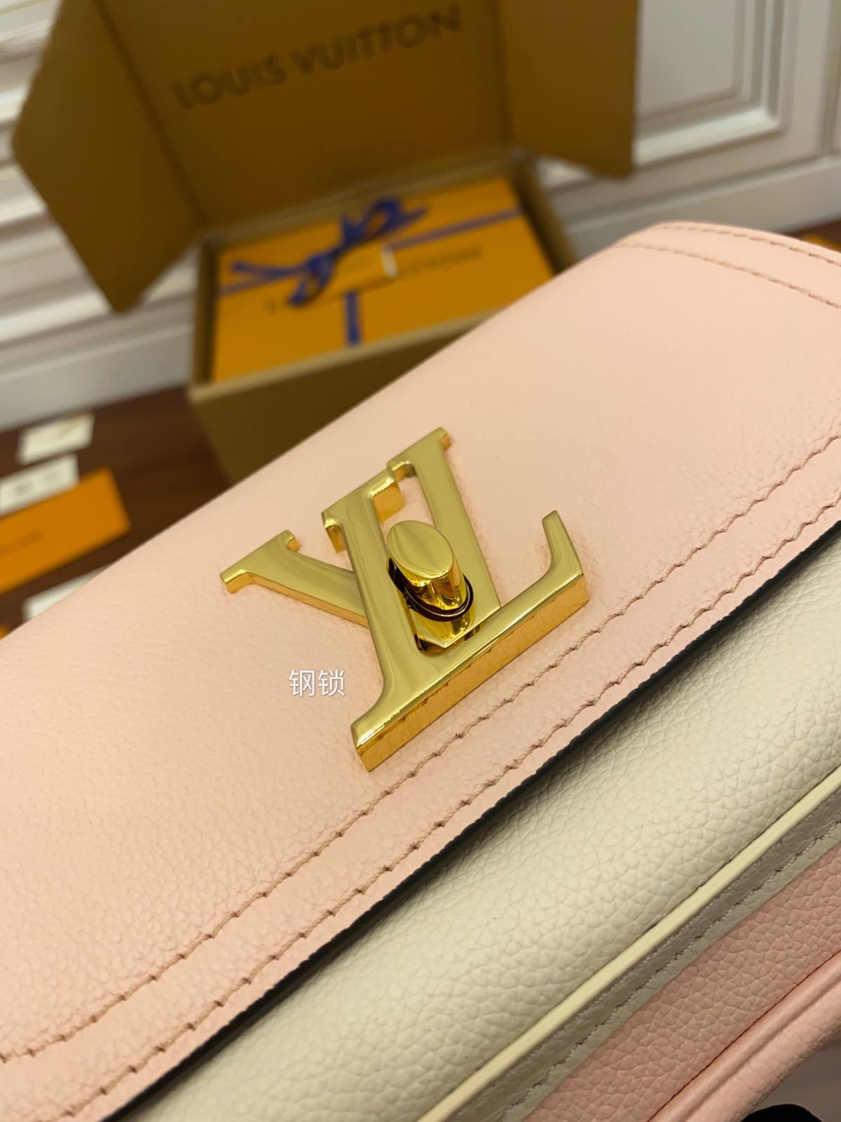 Ellebag Factory’s Replica Craftsmanship of Louis Vuitton LOCKME TENDER Handbag (M58555) in Pink-Labākās kvalitātes viltotās Louis Vuitton somas tiešsaistes veikals, dizaineru somas kopija ru