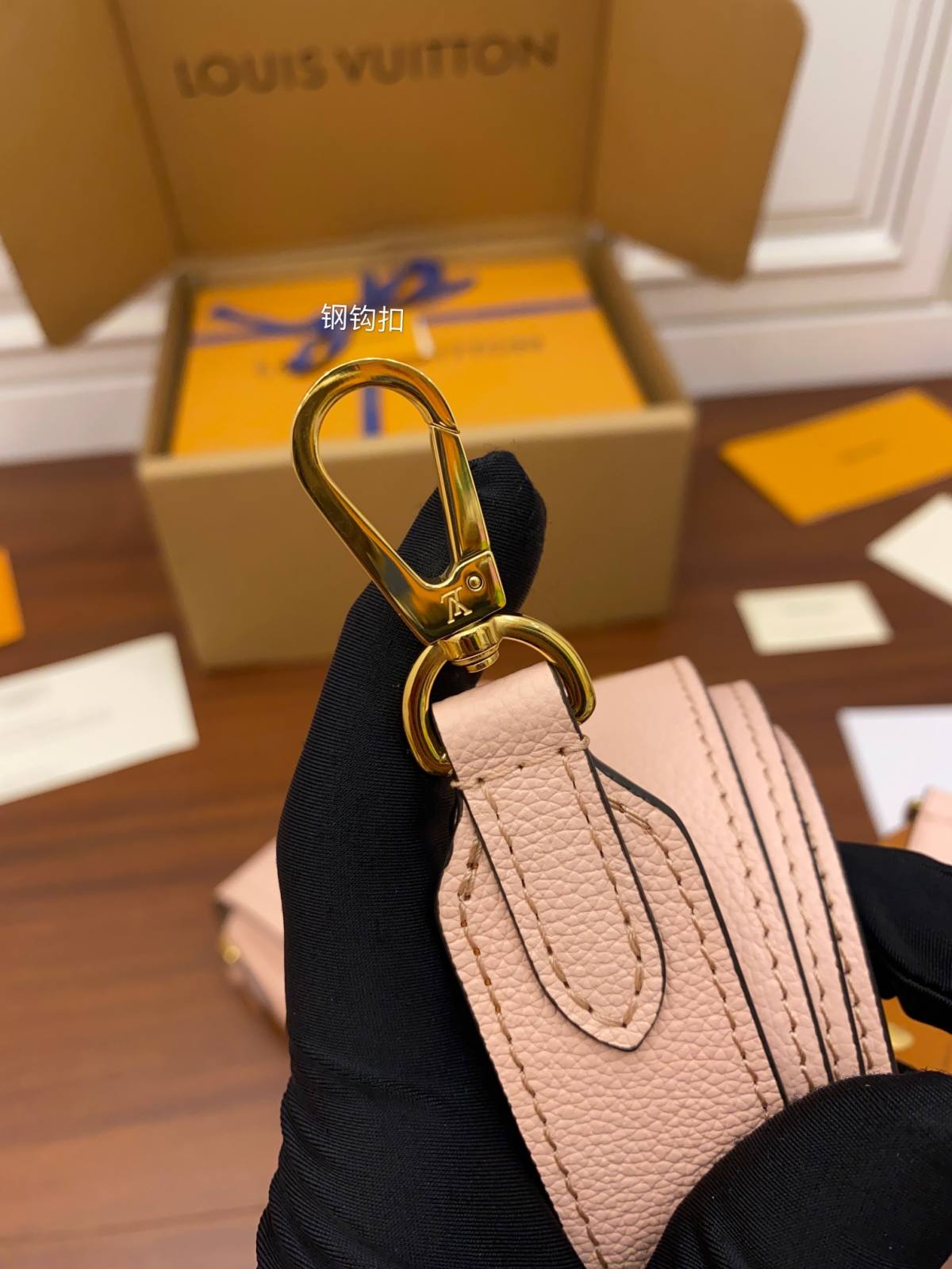 Ellebag Factory’s Replica Craftsmanship of Louis Vuitton LOCKME TENDER Handbag (M58555) in Pink-Bästa kvalitet Fake Louis Vuitton Bag Online Store, Replica designer bag ru