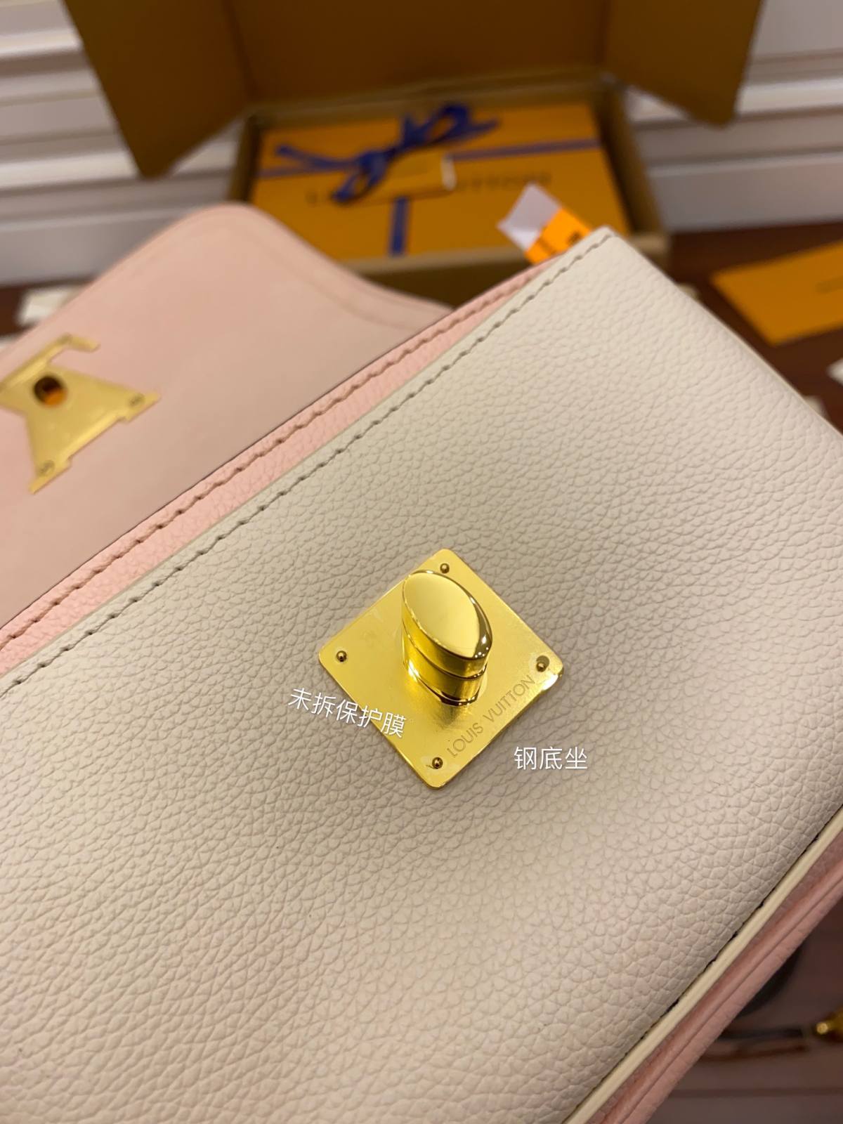 Ellebag Factory’s Replica Craftsmanship of Louis Vuitton LOCKME TENDER Handbag (M58555) in Pink-Negozio in linea della borsa falsa di Louis Vuitton di migliore qualità, borsa del progettista della replica ru