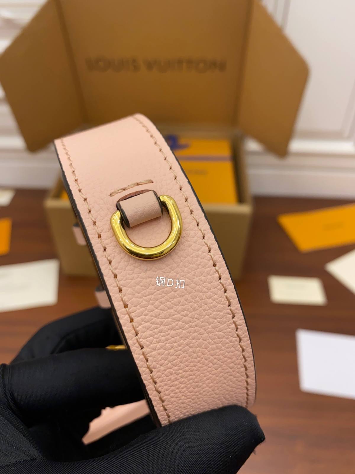 Ellebag Factory’s Replica Craftsmanship of Louis Vuitton LOCKME TENDER Handbag (M58555) in Pink-Labākās kvalitātes viltotās Louis Vuitton somas tiešsaistes veikals, dizaineru somas kopija ru