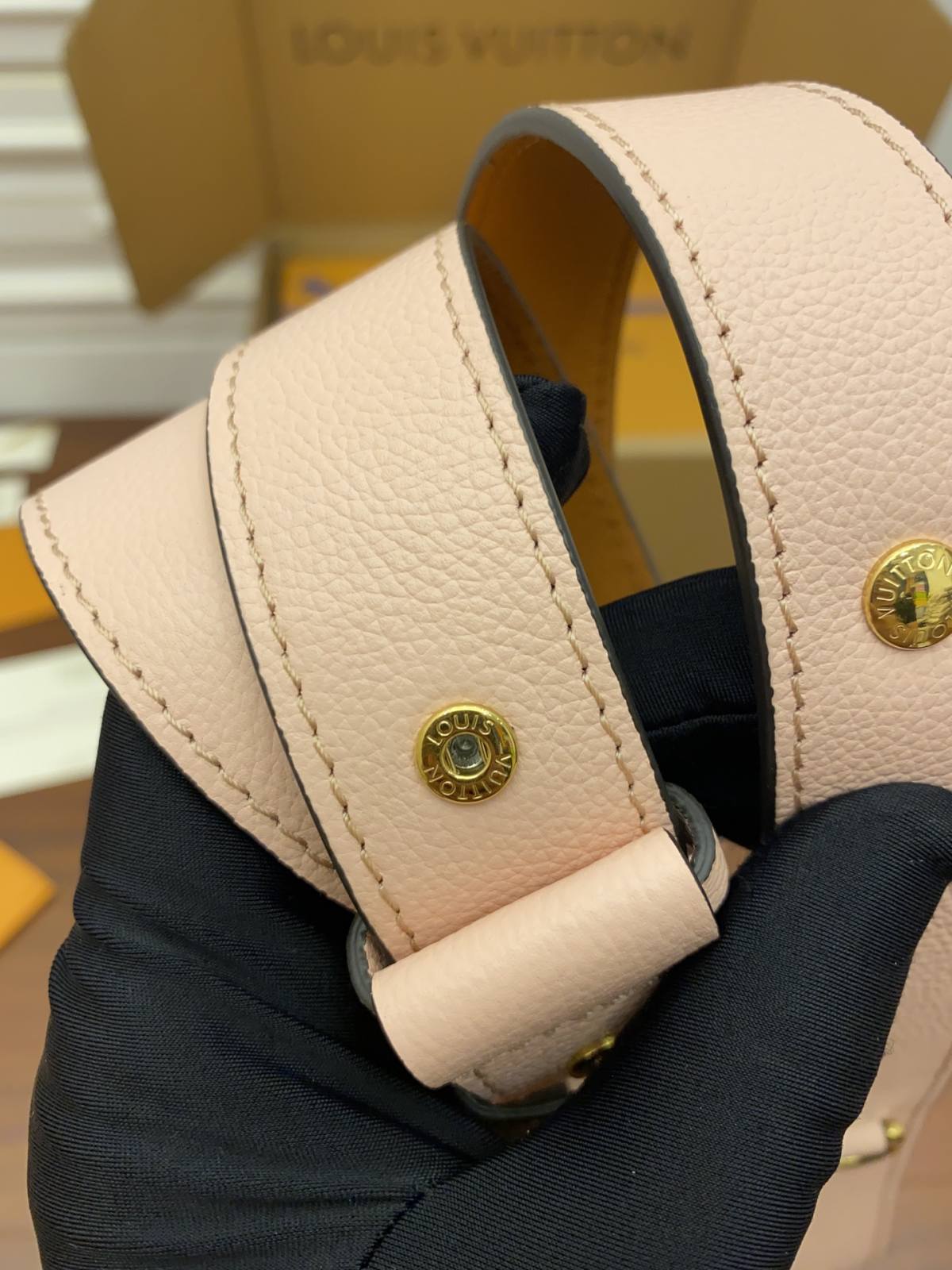 Ellebag Factory’s Replica Craftsmanship of Louis Vuitton LOCKME TENDER Handbag (M58555) in Pink-Negozio in linea della borsa falsa di Louis Vuitton di migliore qualità, borsa del progettista della replica ru