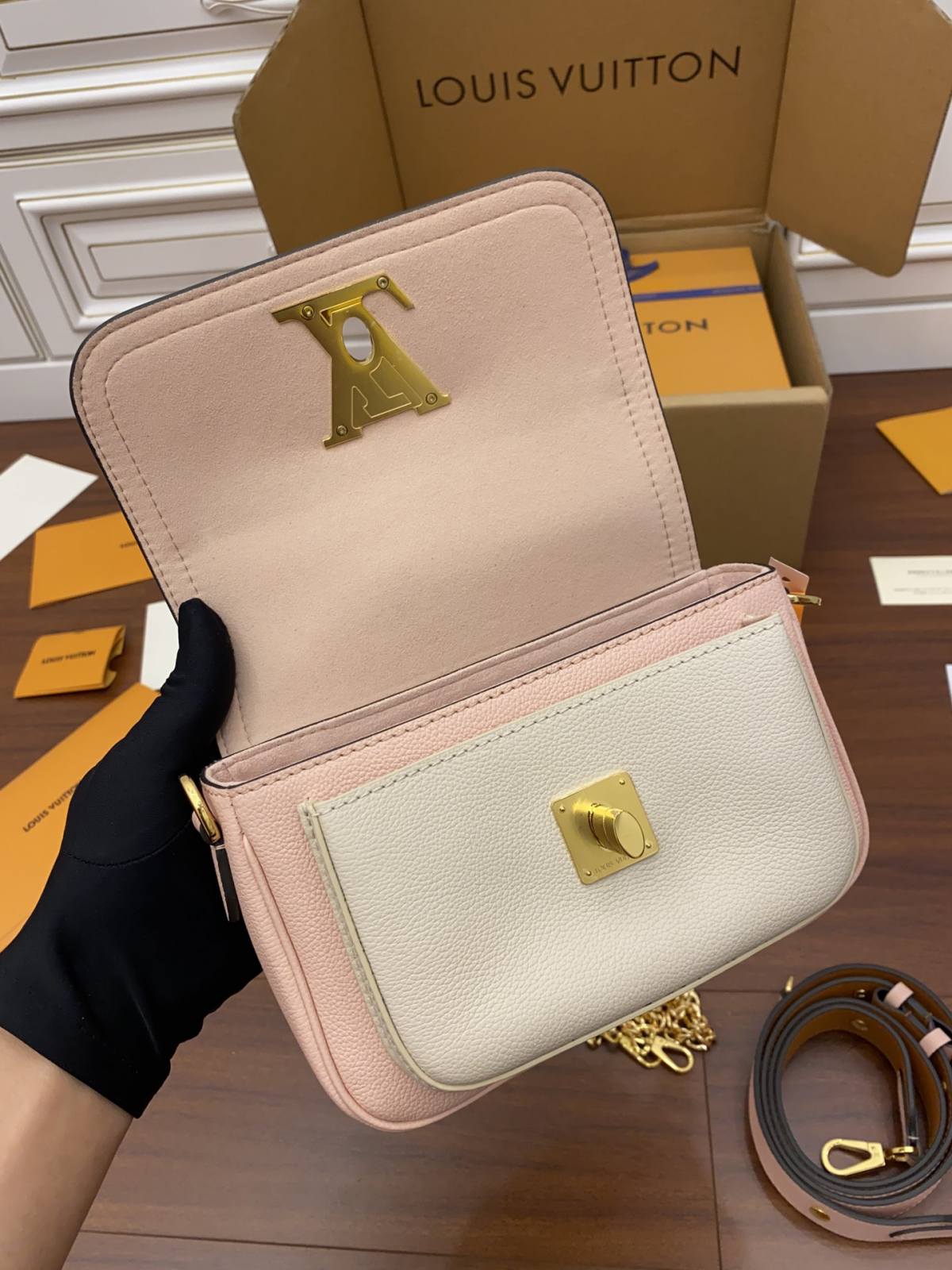 Ellebag Factory’s Replica Craftsmanship of Louis Vuitton LOCKME TENDER Handbag (M58555) in Pink-Labākās kvalitātes viltotās Louis Vuitton somas tiešsaistes veikals, dizaineru somas kopija ru